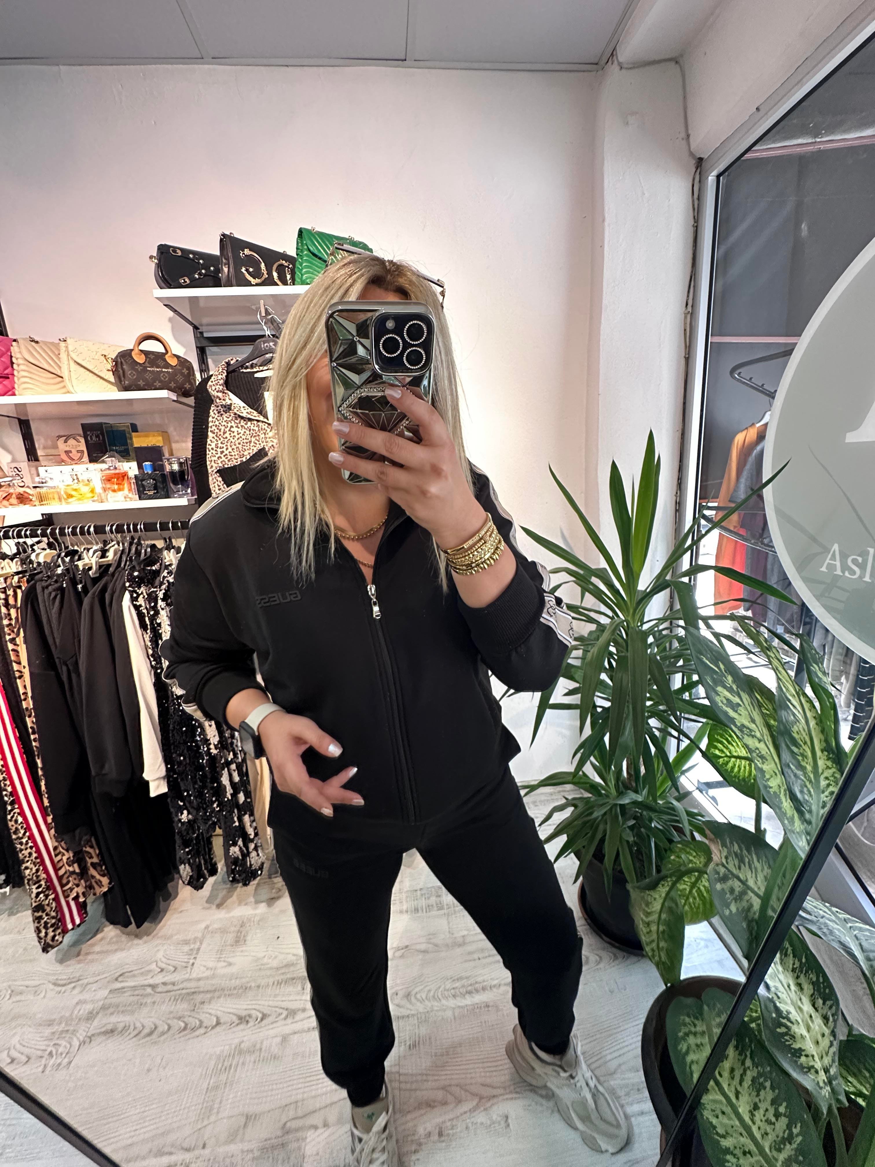 Marka Model Şeritli Siyah Takım