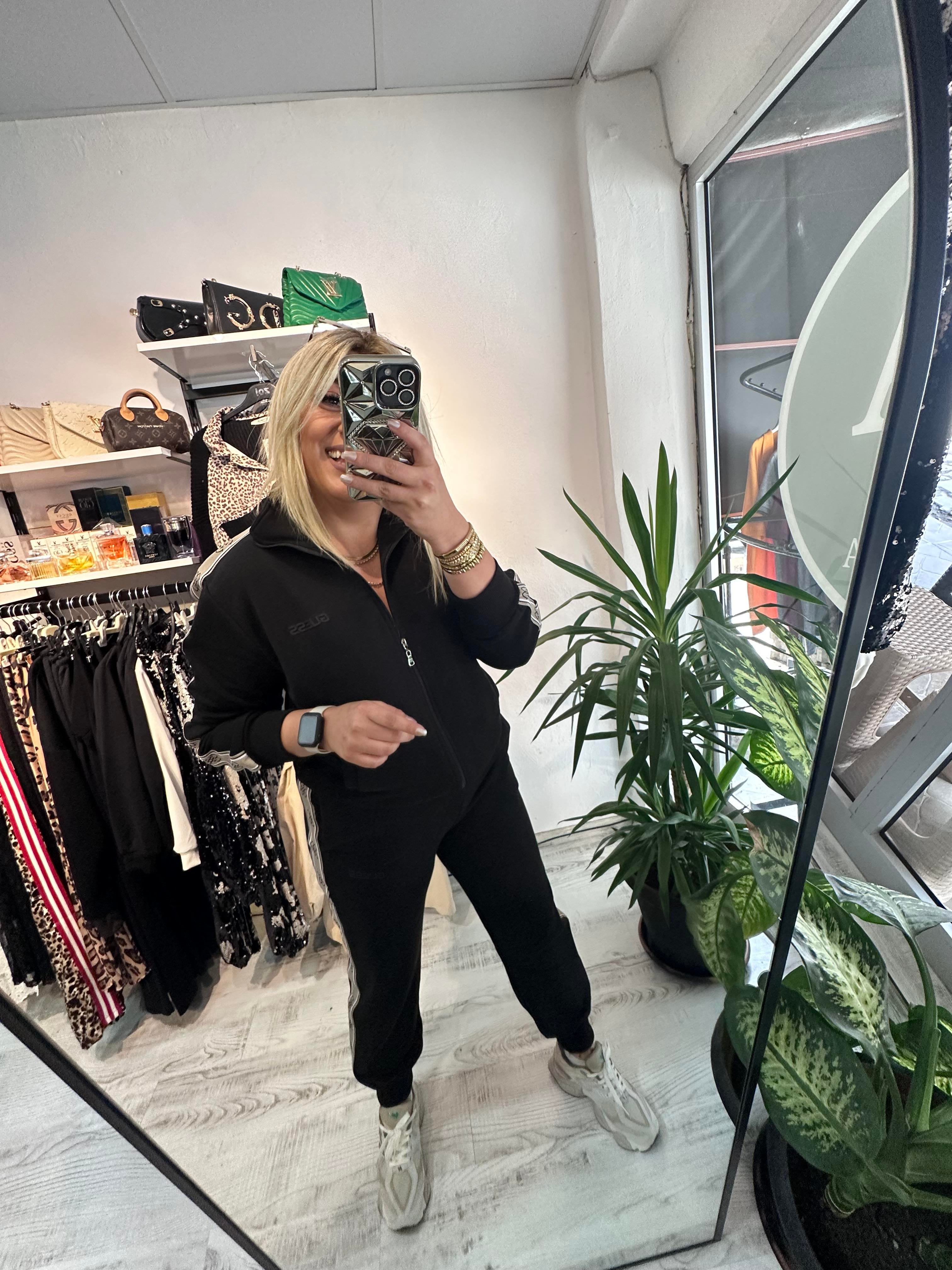 Marka Model Şeritli Siyah Takım