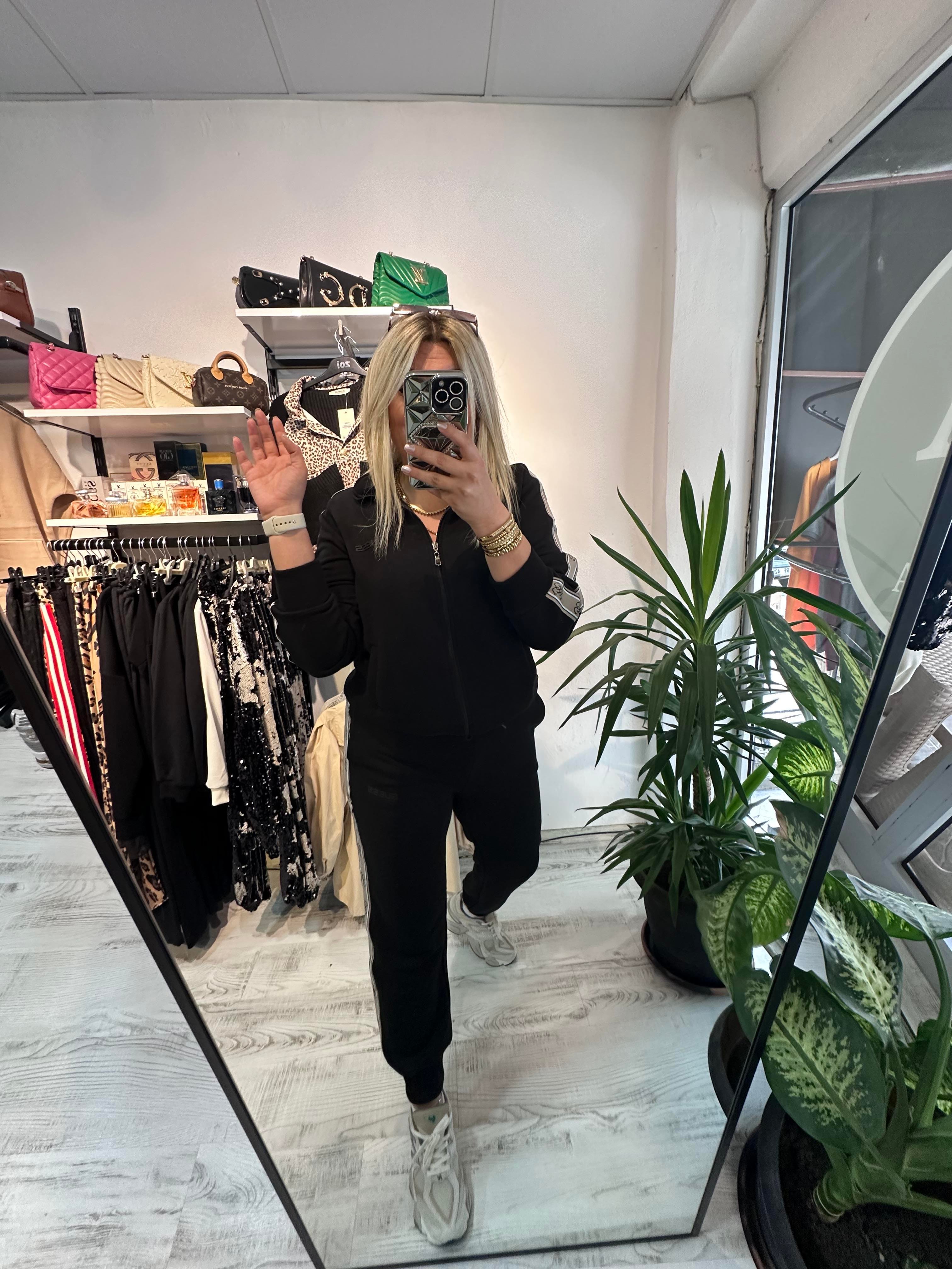 Marka Model Şeritli Siyah Takım