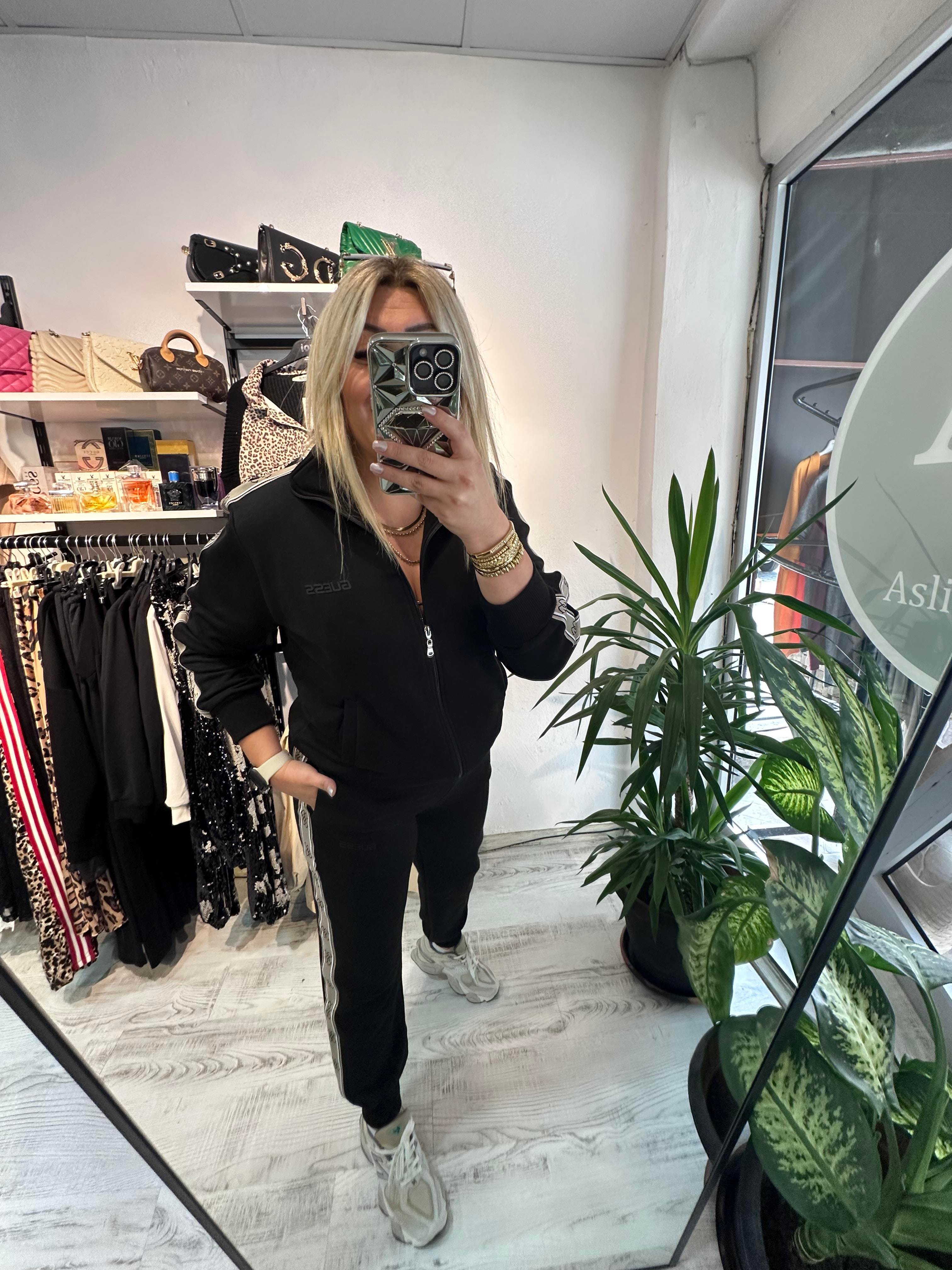 Marka Model Şeritli Siyah Takım