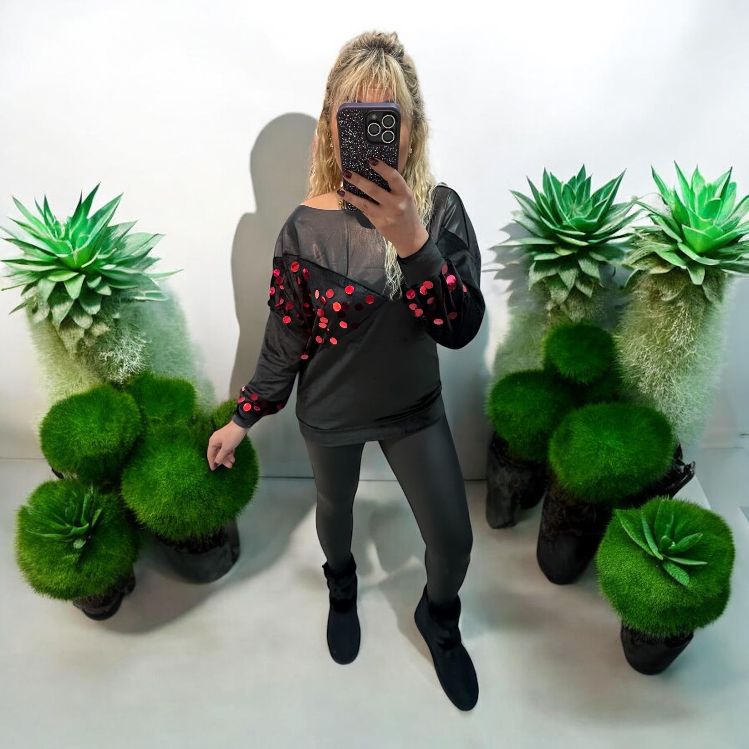 Pul Detaylı Kadife Deri Tasarım Bluz