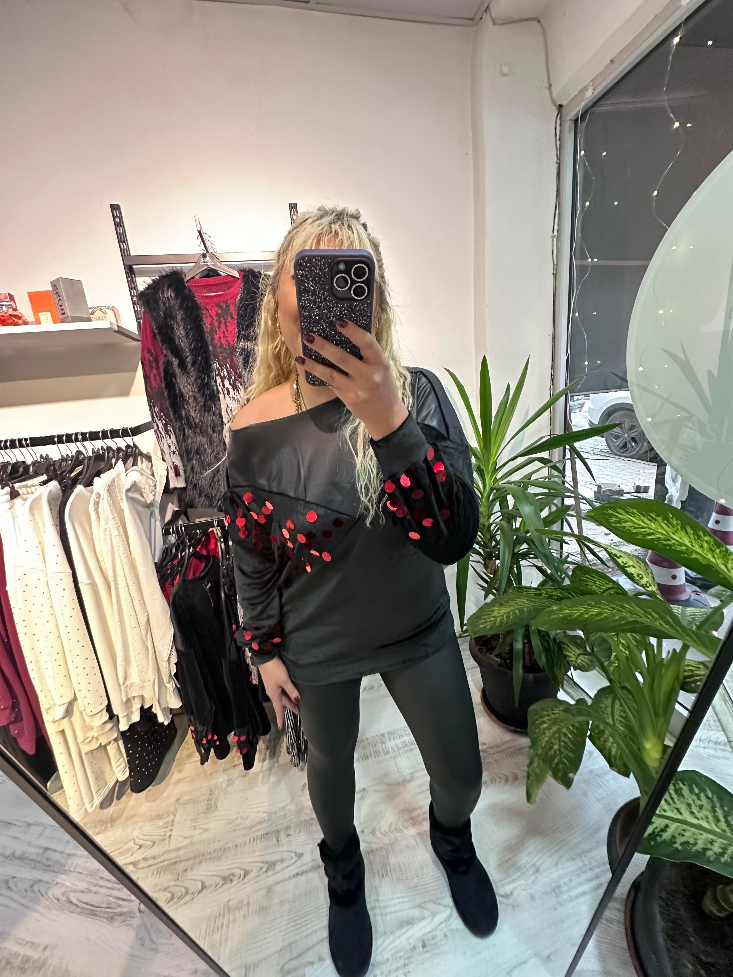 Pul Detaylı Kadife Deri Tasarım Bluz