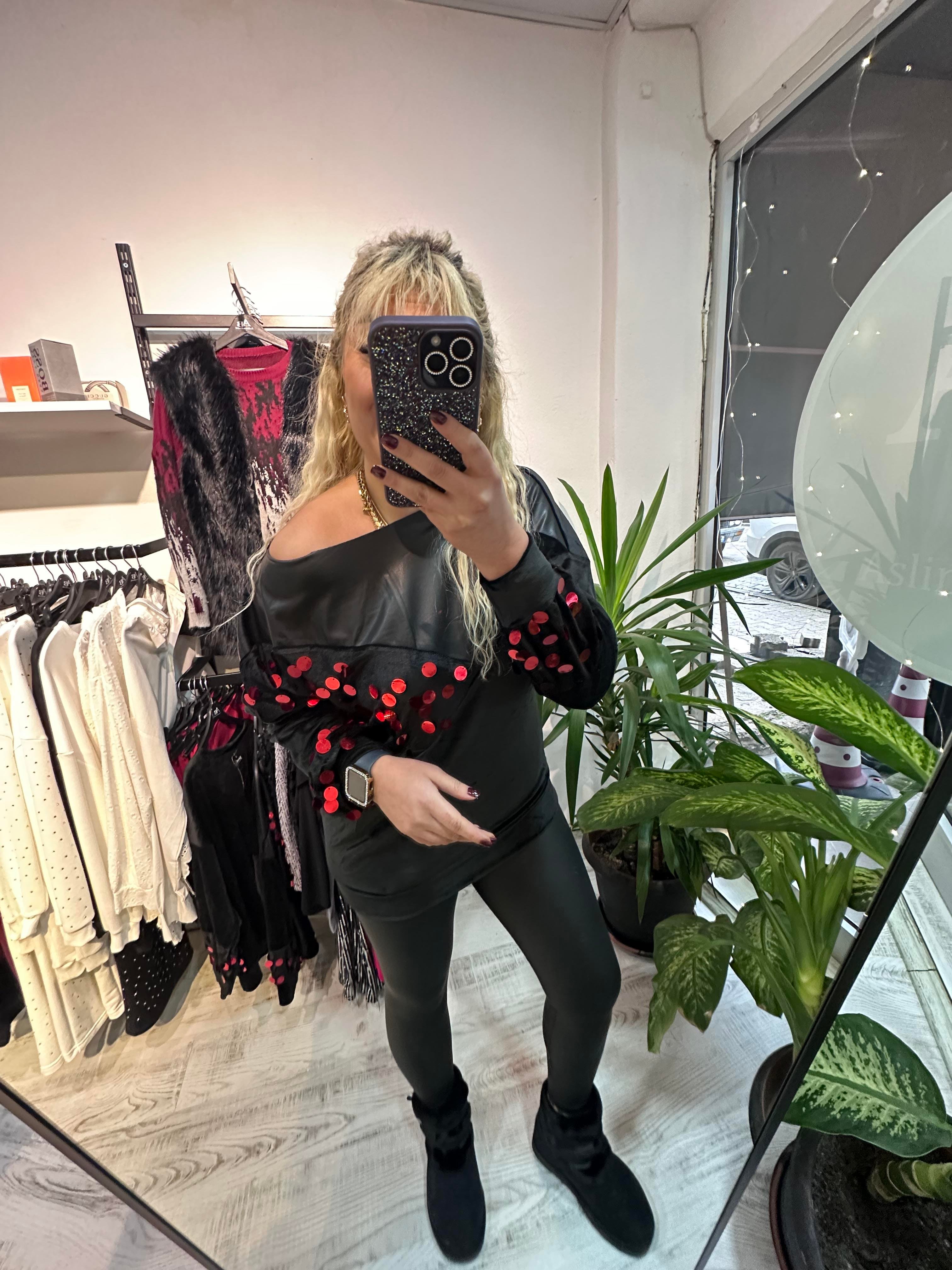 Pul Detaylı Kadife Deri Tasarım Bluz