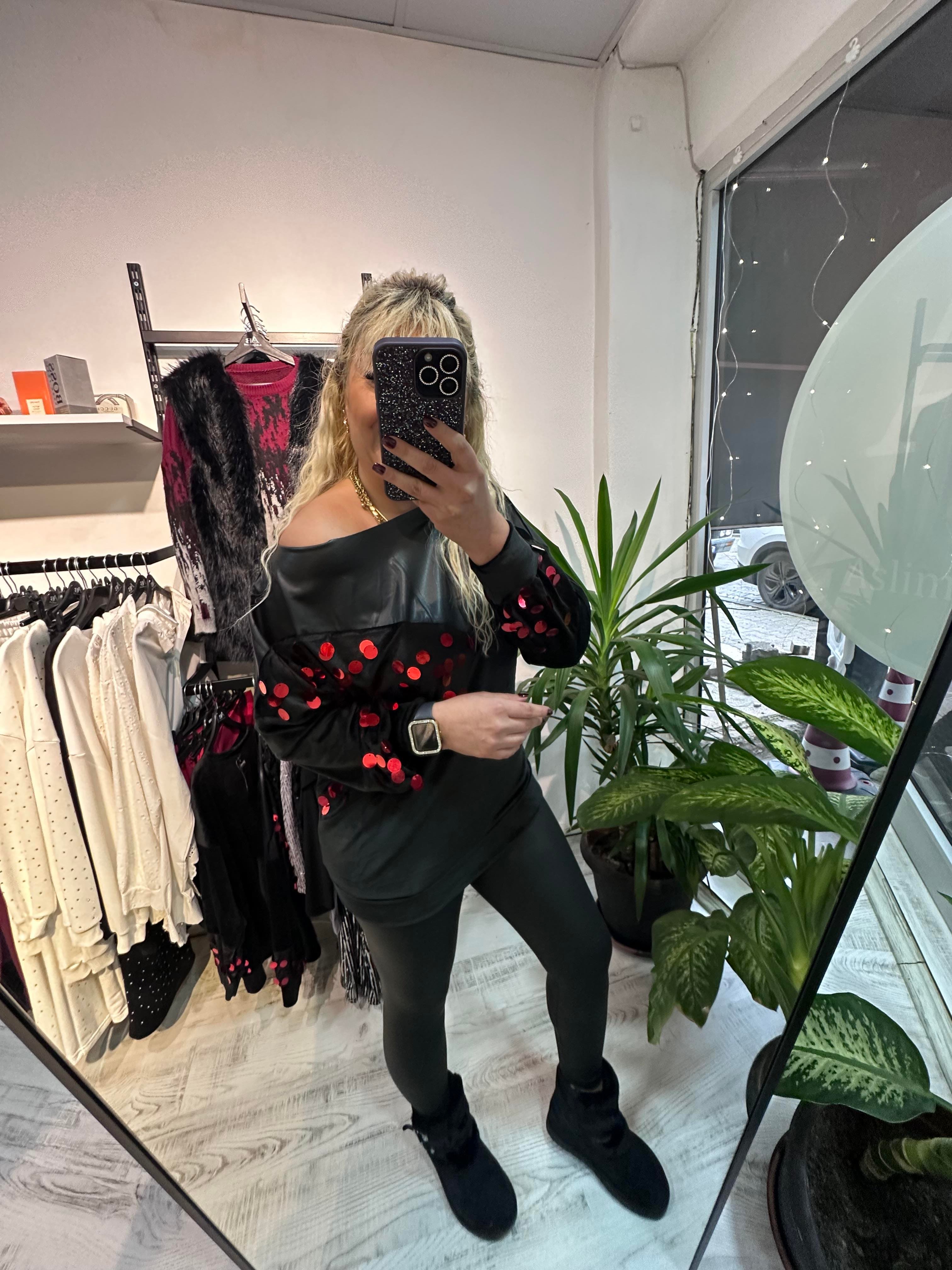 Pul Detaylı Kadife Deri Tasarım Bluz