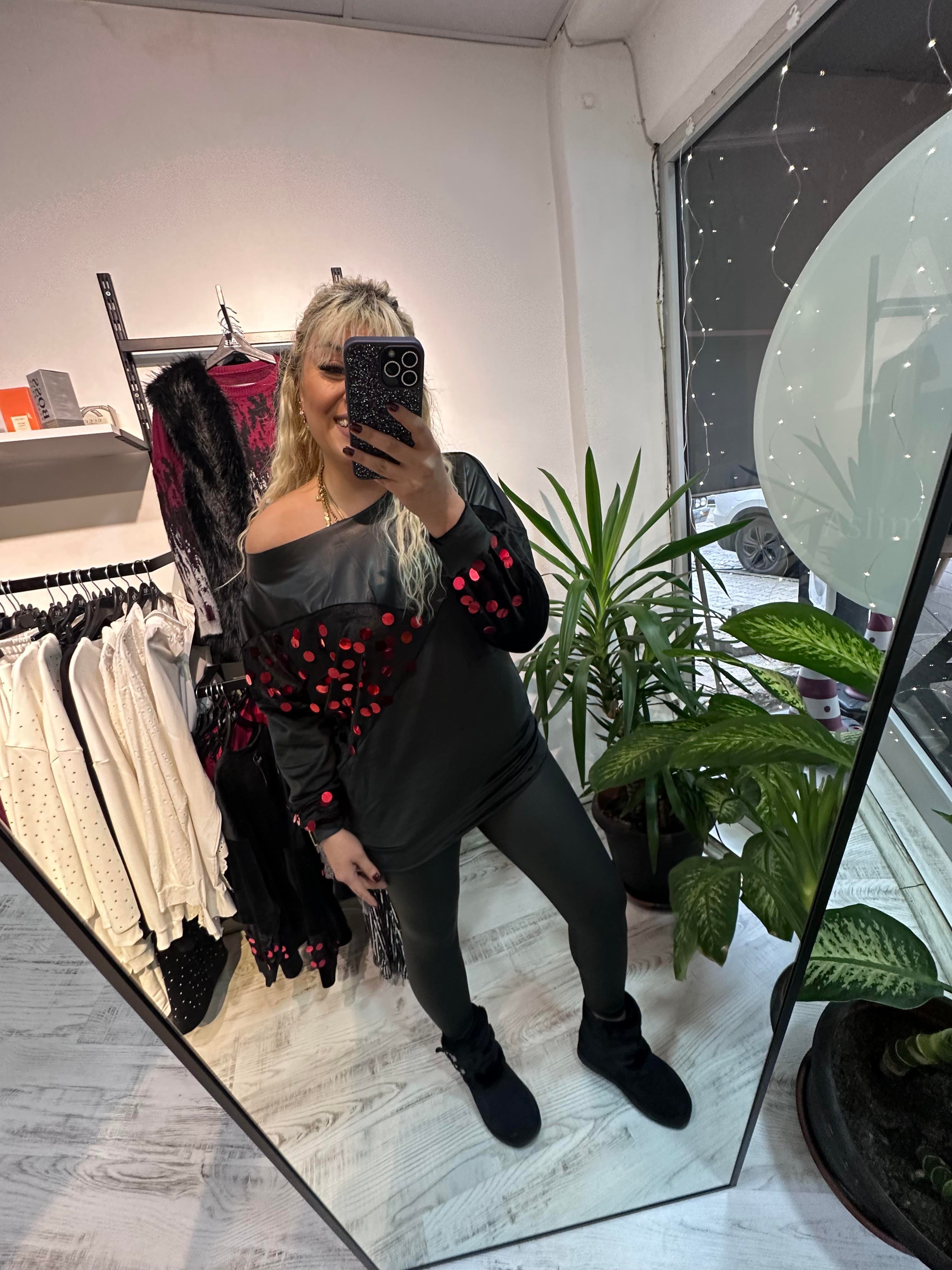 Pul Detaylı Kadife Deri Tasarım Bluz