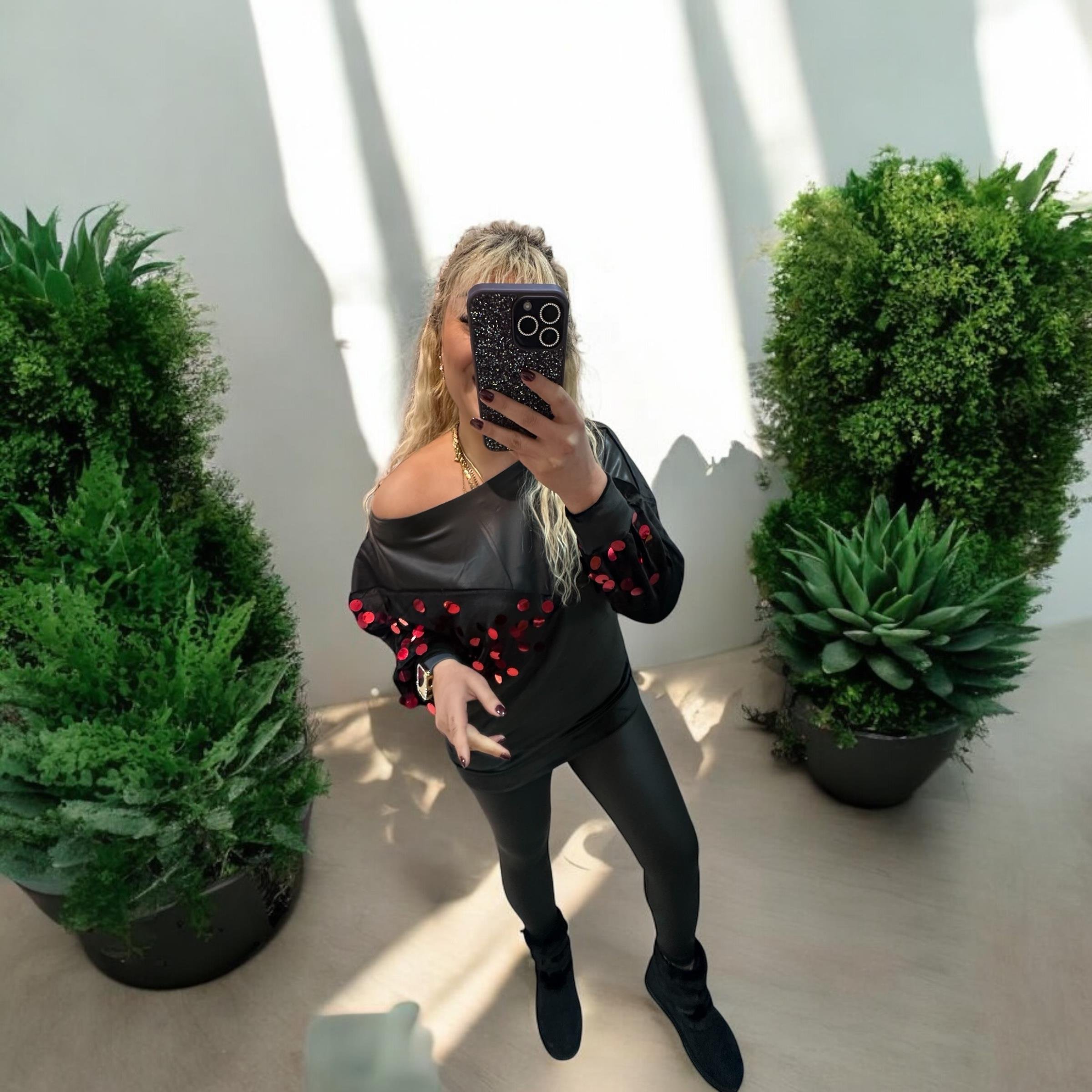 Pul Detaylı Kadife Deri Tasarım Bluz