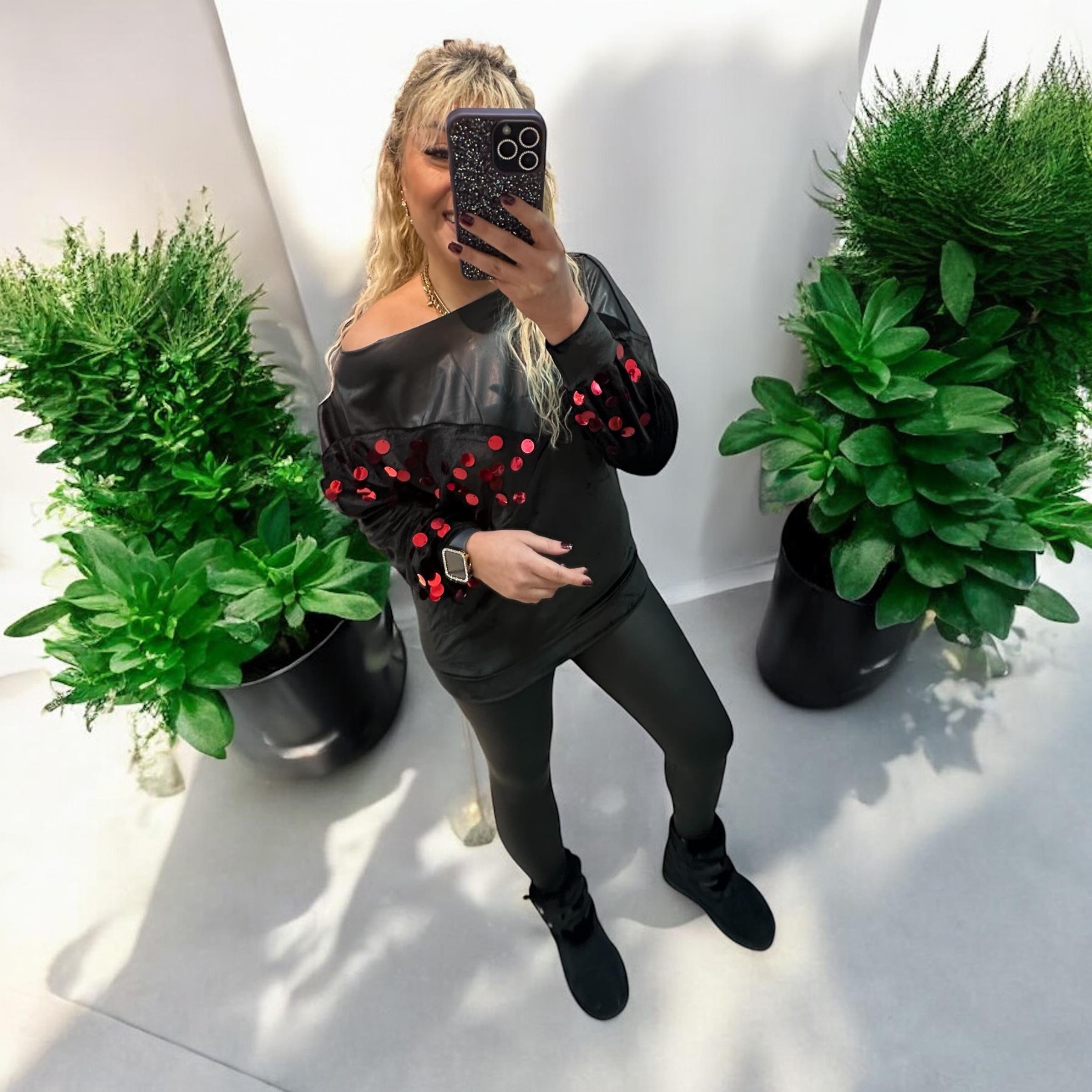 Pul Detaylı Kadife Deri Tasarım Bluz