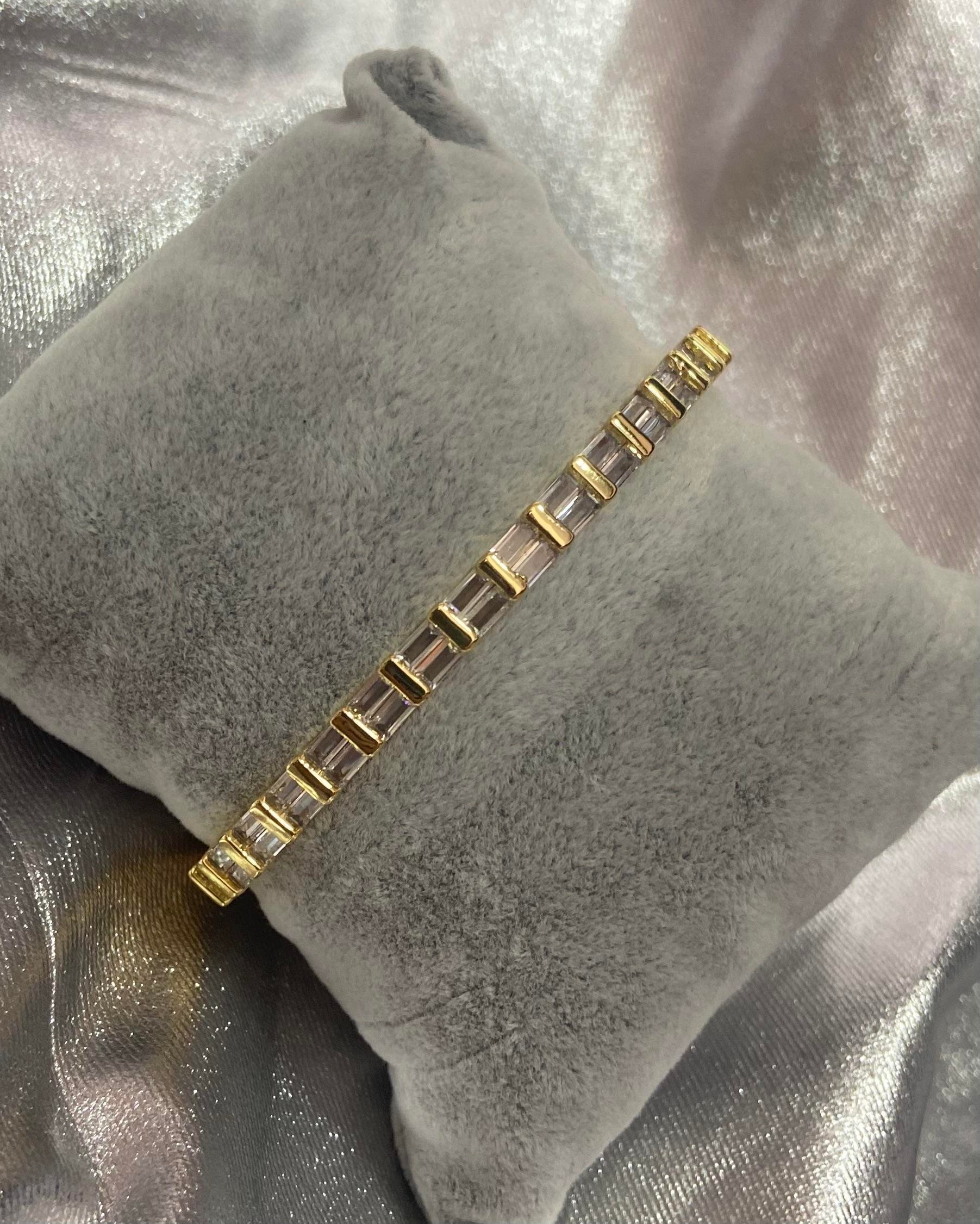 Sıra Taşlı Gold Çelik Kelepçe