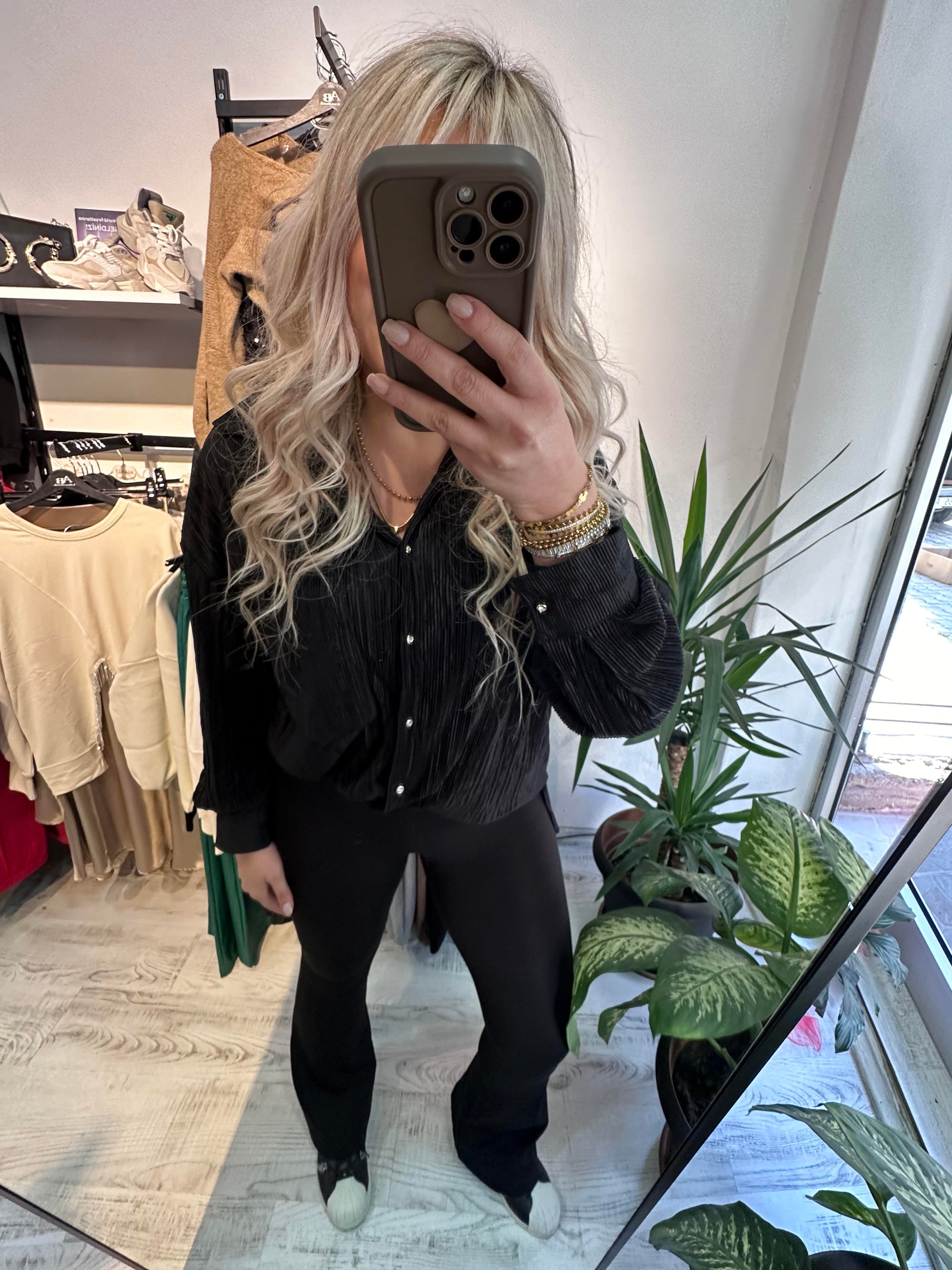 Siyah Pliseli Saten Gömlek