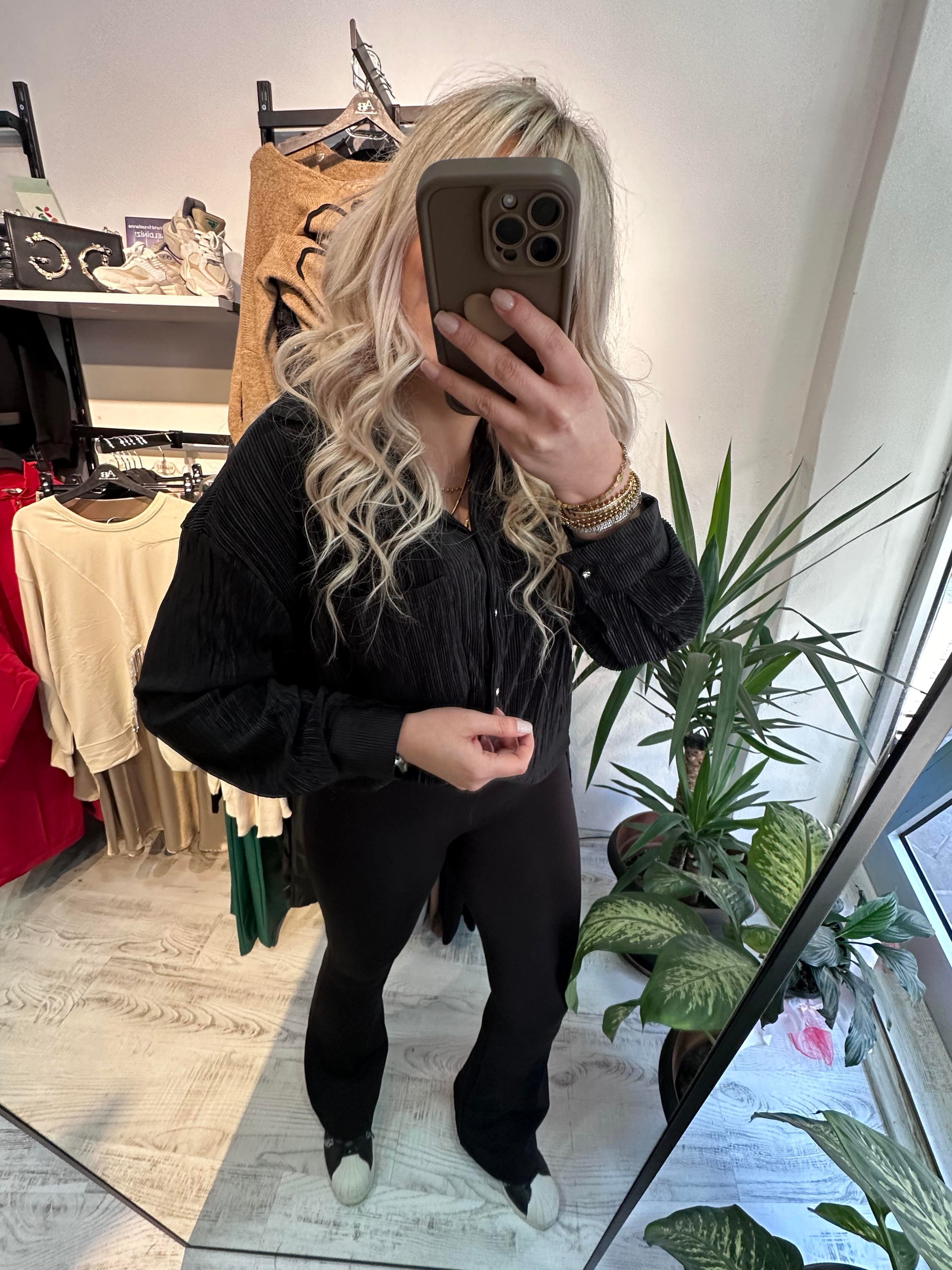 Siyah Pliseli Saten Gömlek