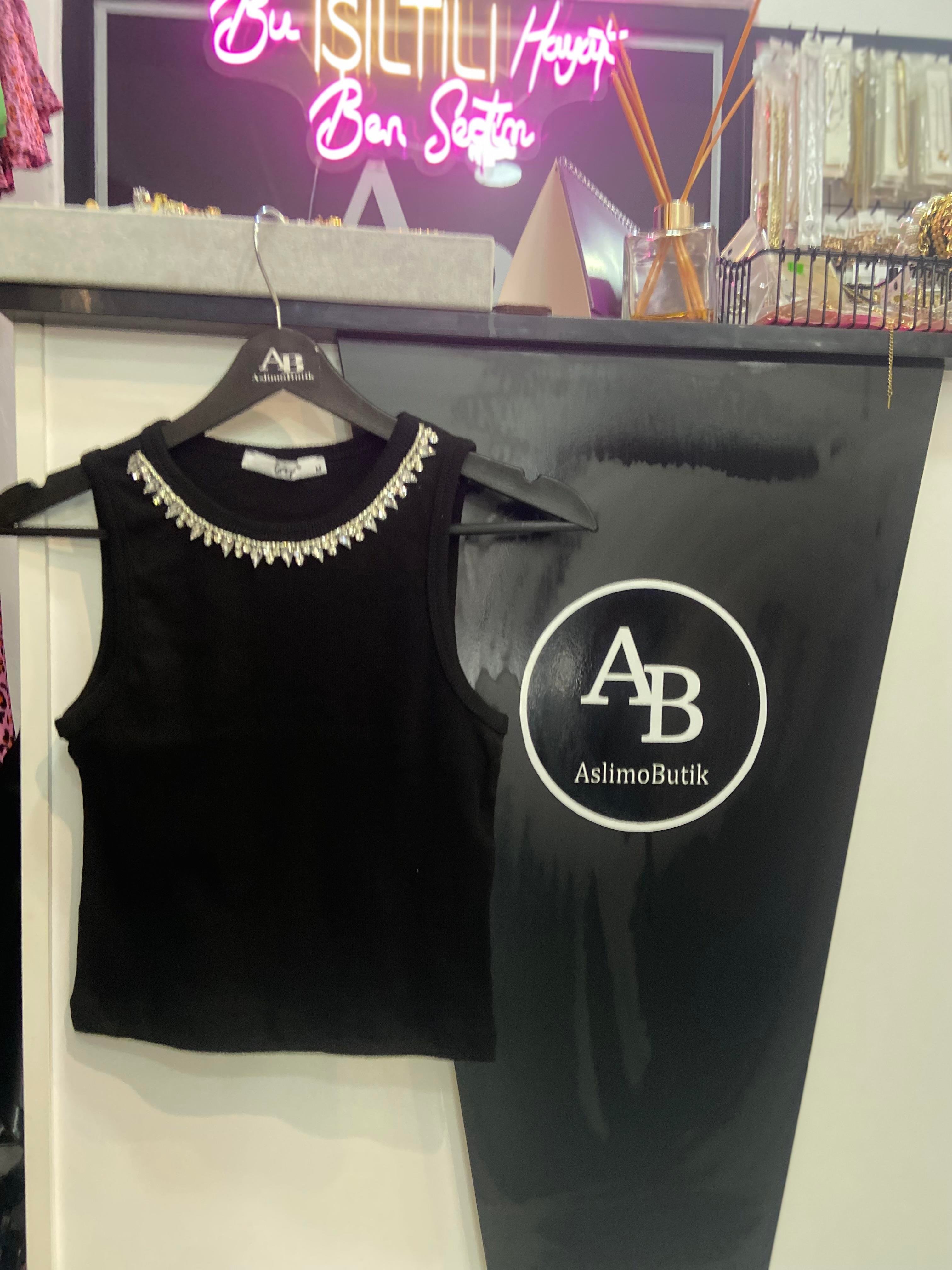 Siyah Yakası Taşlı Atlet