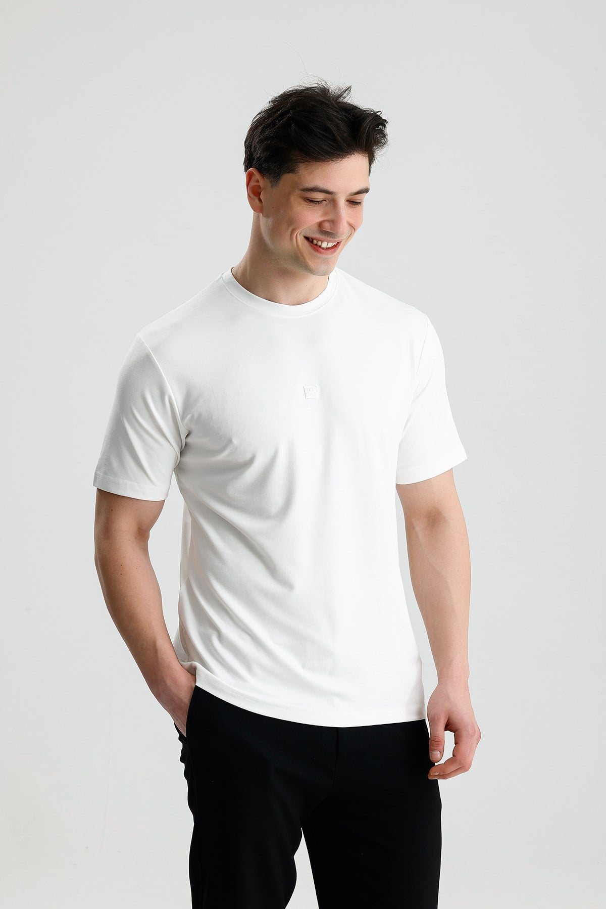 FİGO Erkek Bisiklet Yaka Minimal Logo Detaylı Basic Tişört