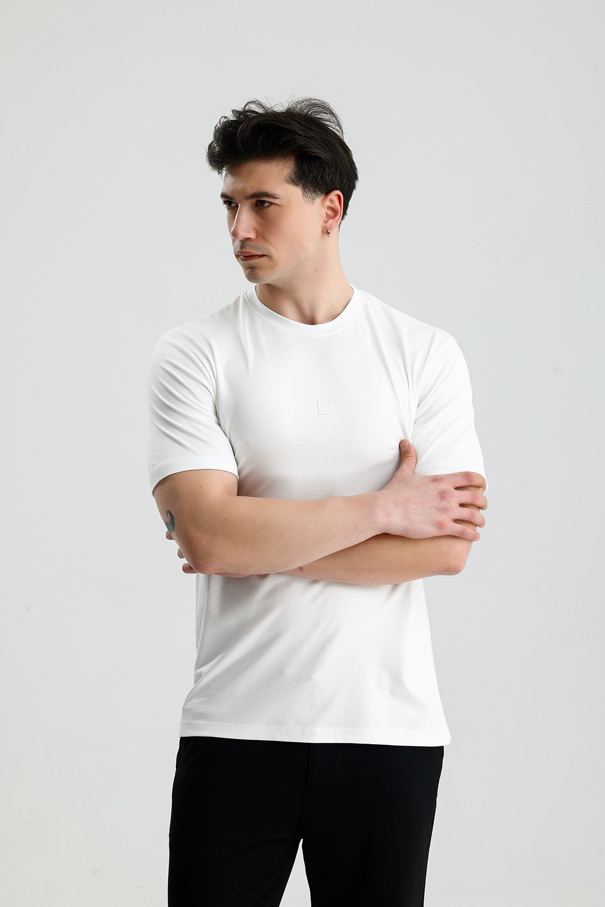 FİGO Erkek Bisiklet Yaka Minimal Logo Detaylı Basic Tişört