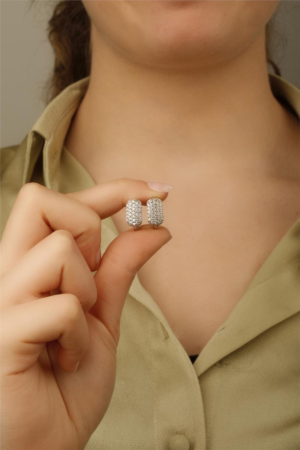 925 Ayar Oval Bombe Tasarımlı Taşlı Gümüş Küpe Silver