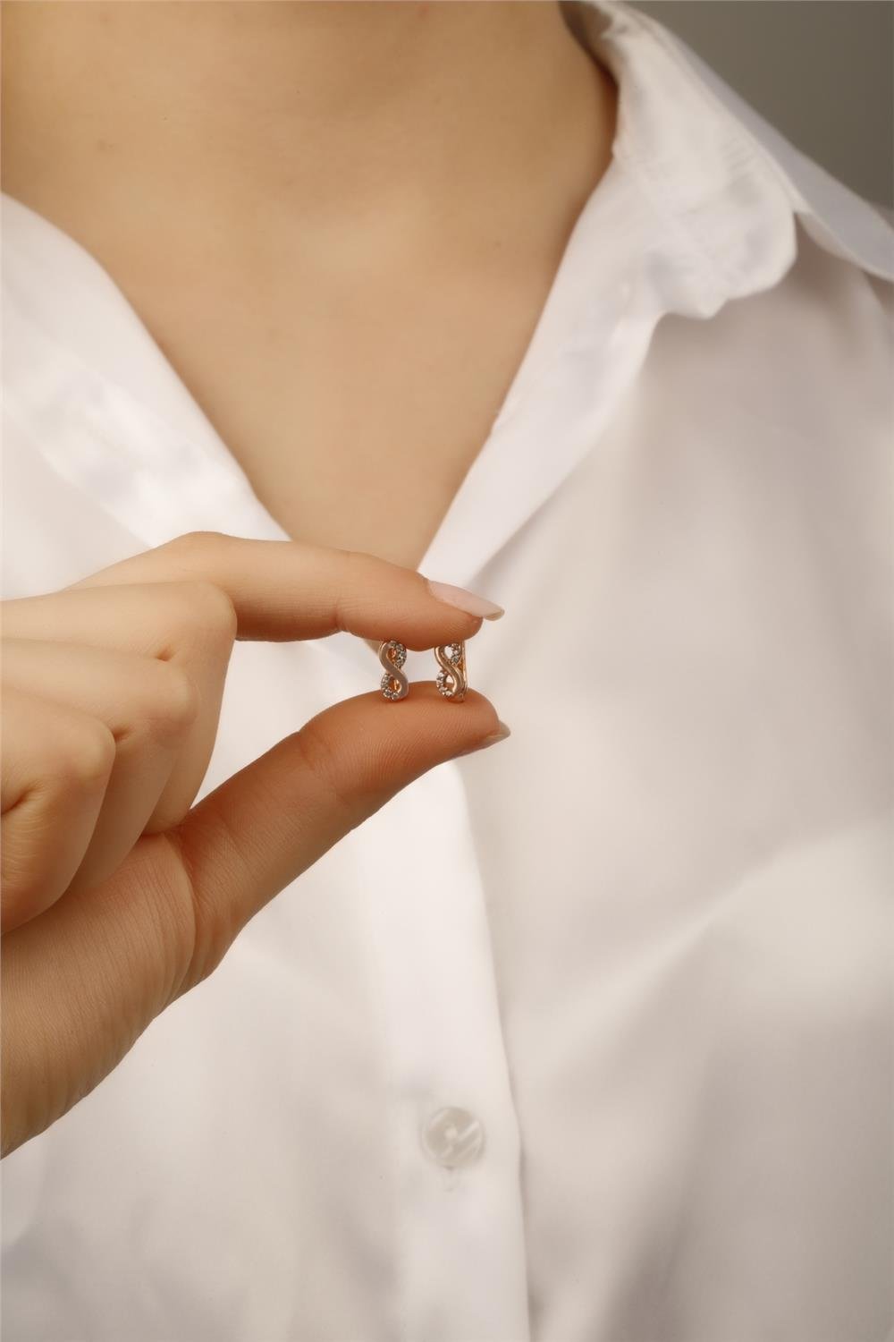 Klipsli Taş Detaylı Minimal Sonsuzluk Küpe Rose