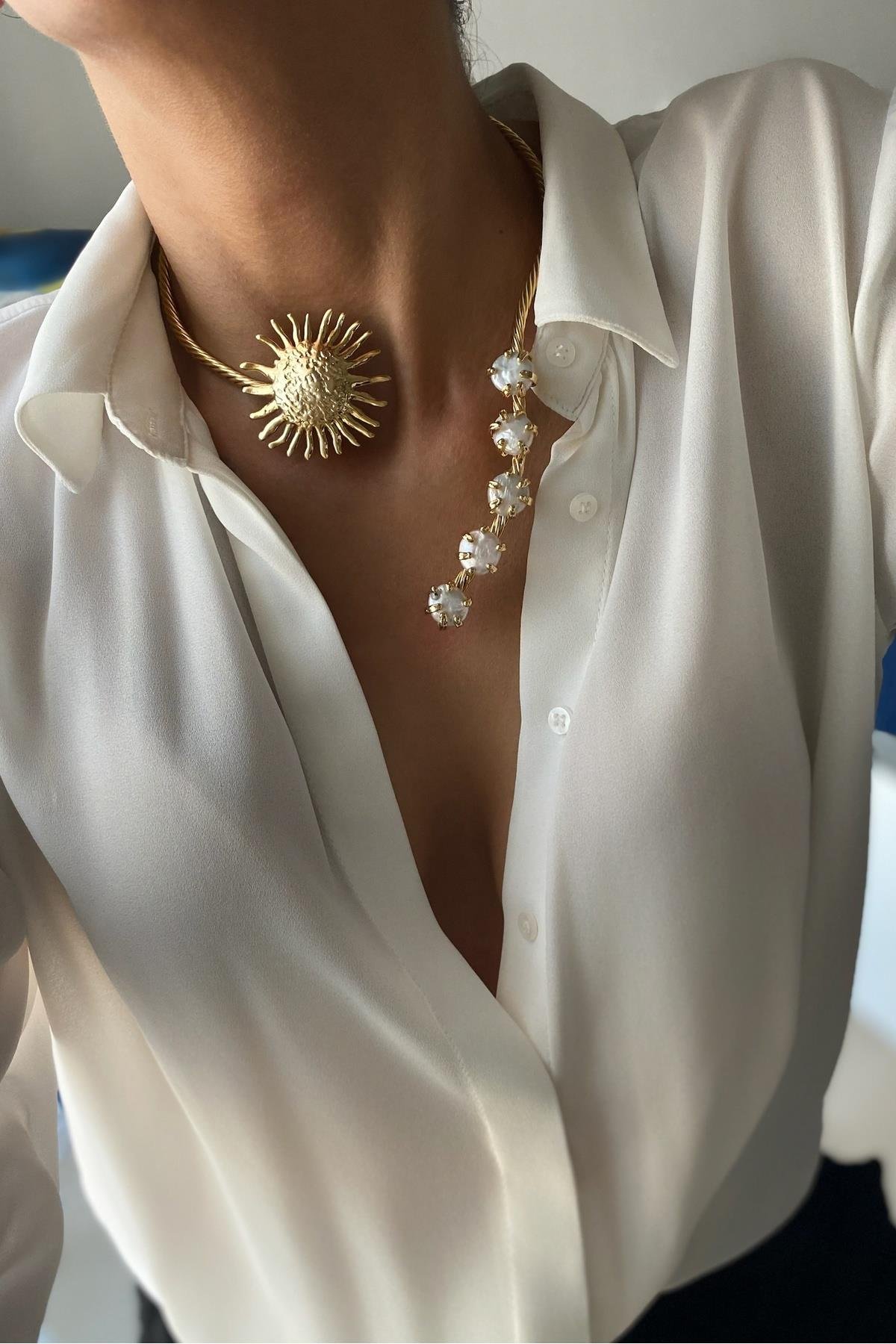 Güneş Temalı Yassı İnci Tasma Kolye