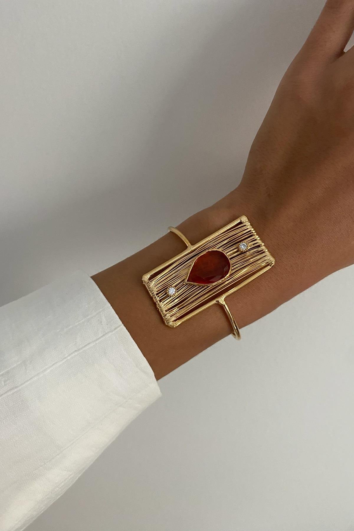 Kedi Gözü Zirkonlu Tasarım Kelepçe Bileklik 