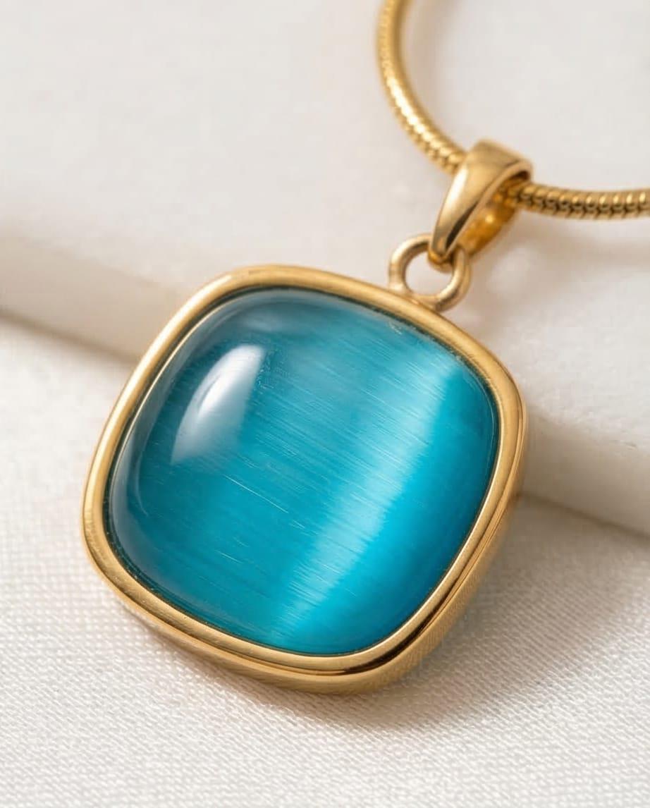 Yeşil Taşlı Kare Kolye