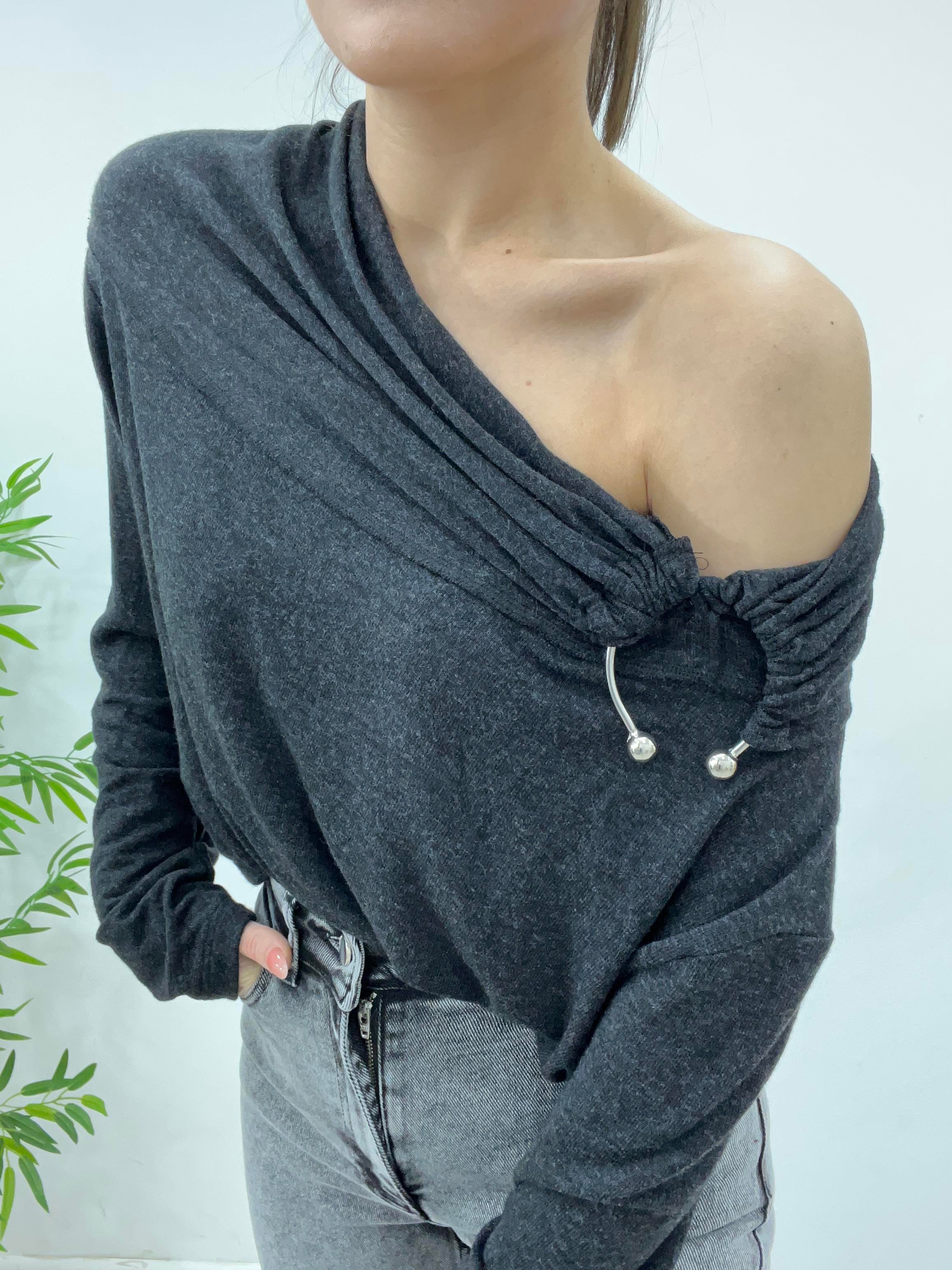 AKSESUAR DETAYLI ANTRASİT BLUZ