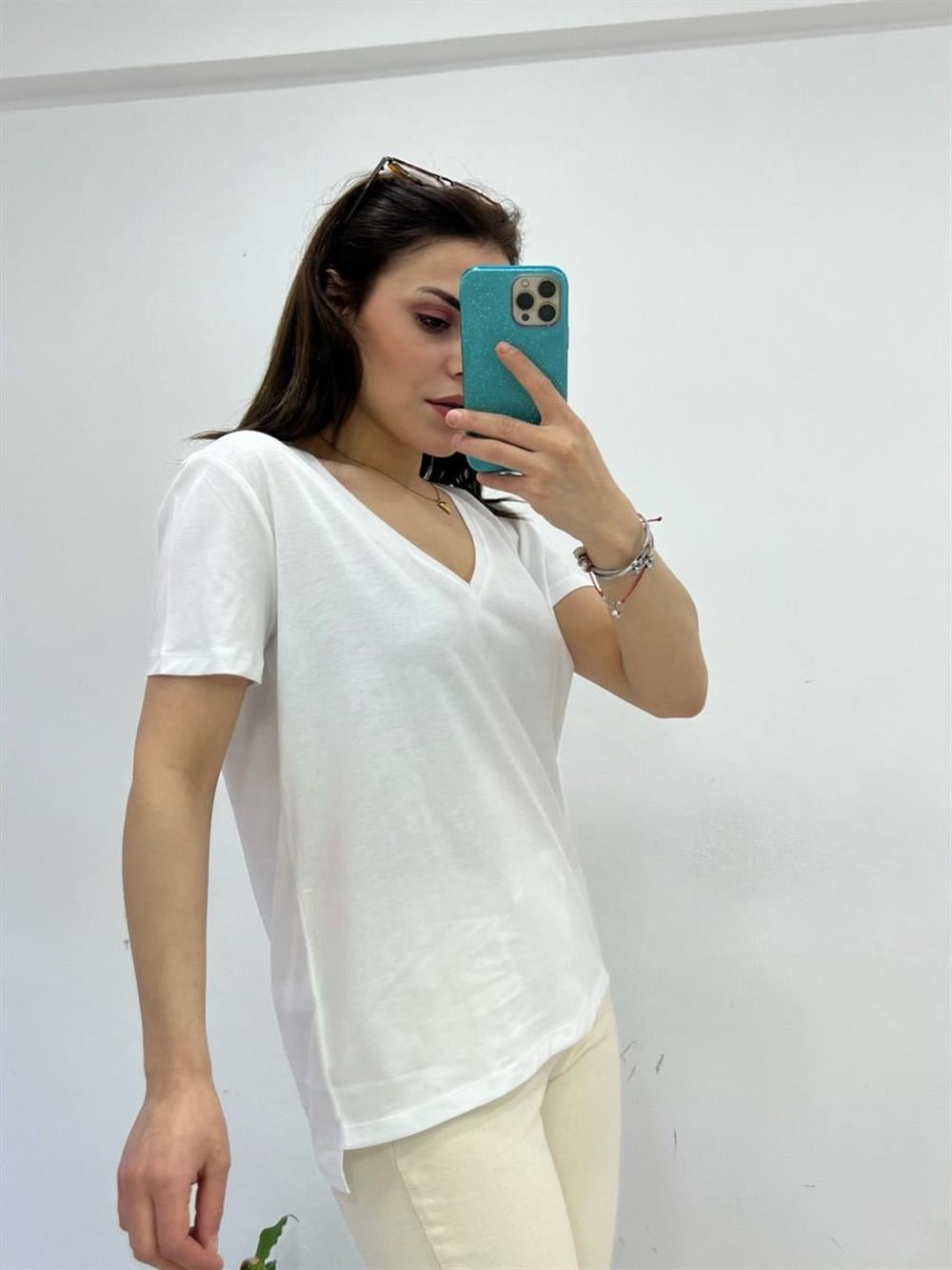 BEYAZ DİLVİN V YAKA BASİC TSHİRT