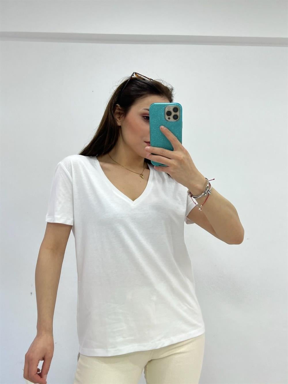 BEYAZ DİLVİN V YAKA BASİC TSHİRT