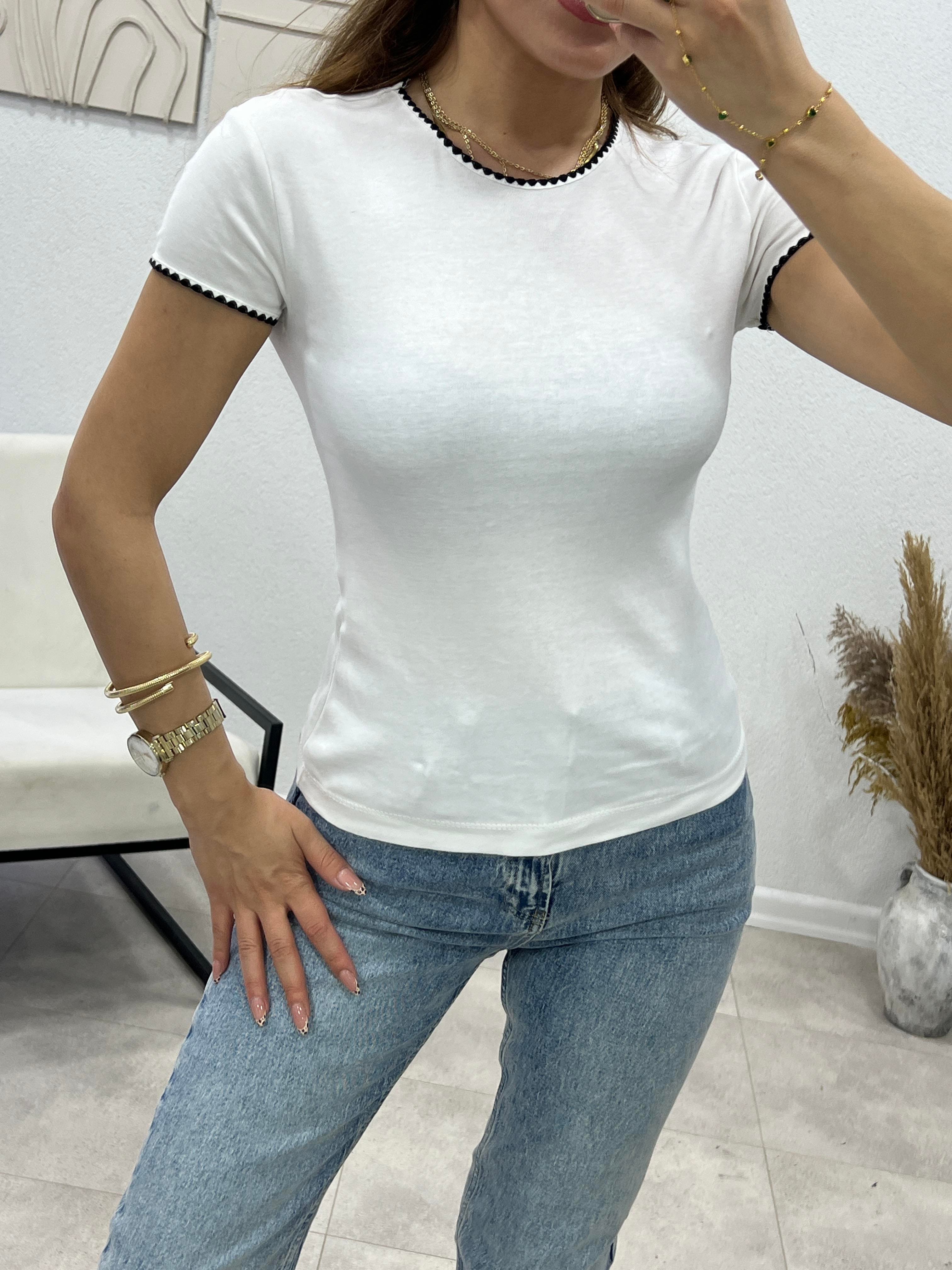 BEYAZ KOL YAKA DETAYLI BASİC TSHİRT