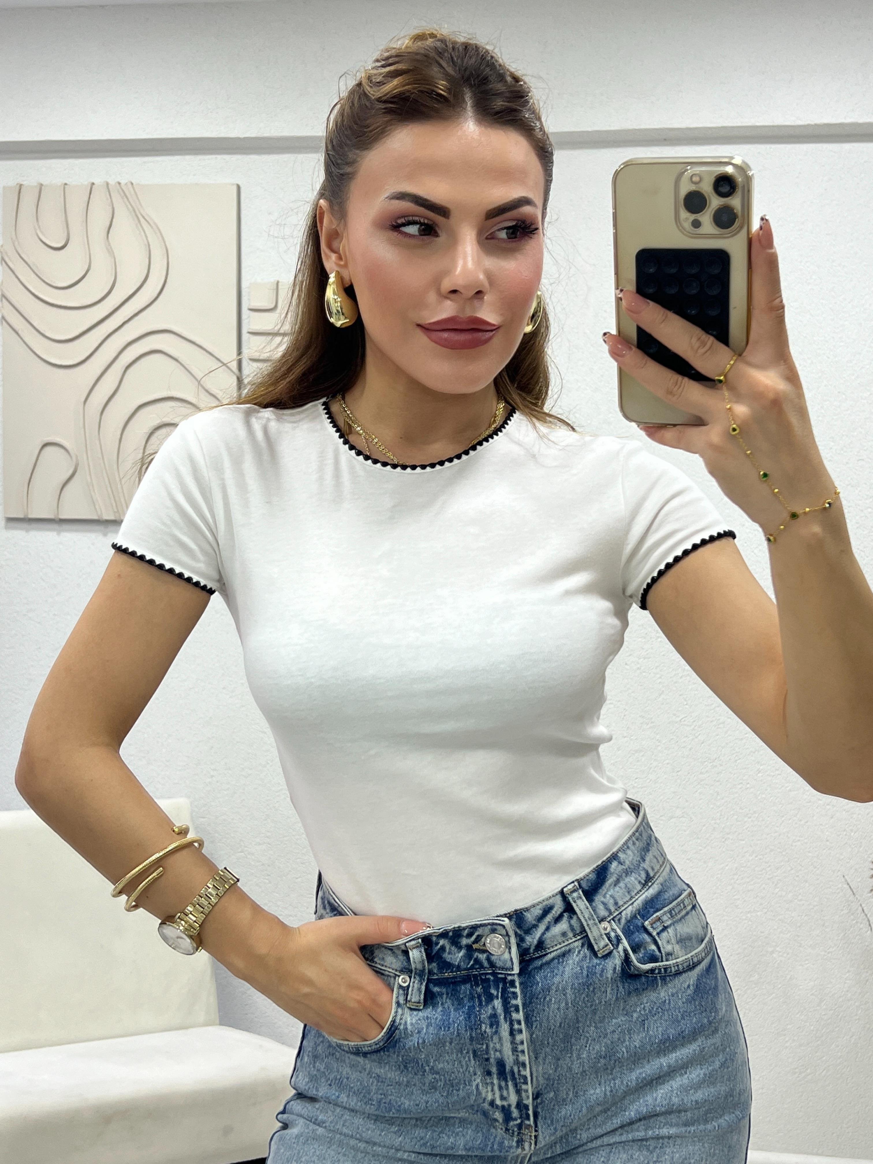 BEYAZ KOL YAKA DETAYLI BASİC TSHİRT