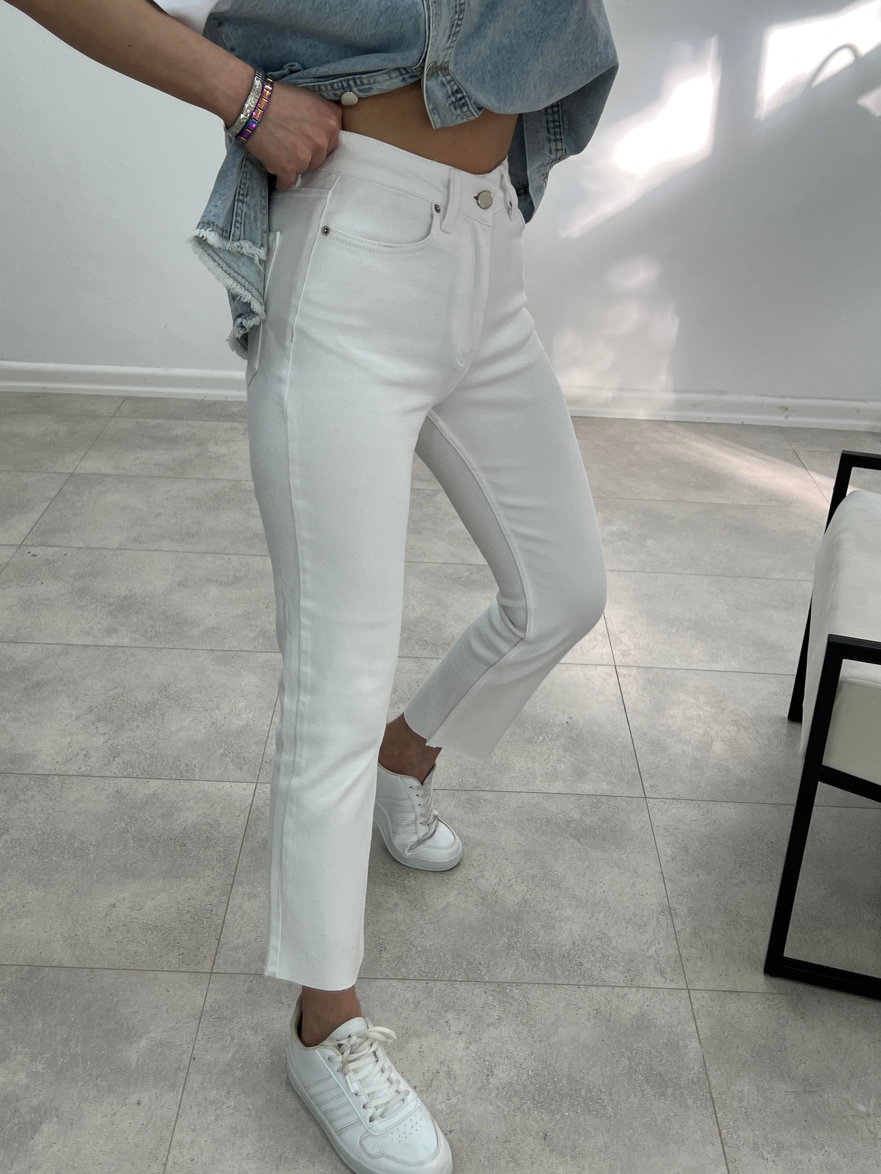 BEYAZ LİKRALI MOM JEANS