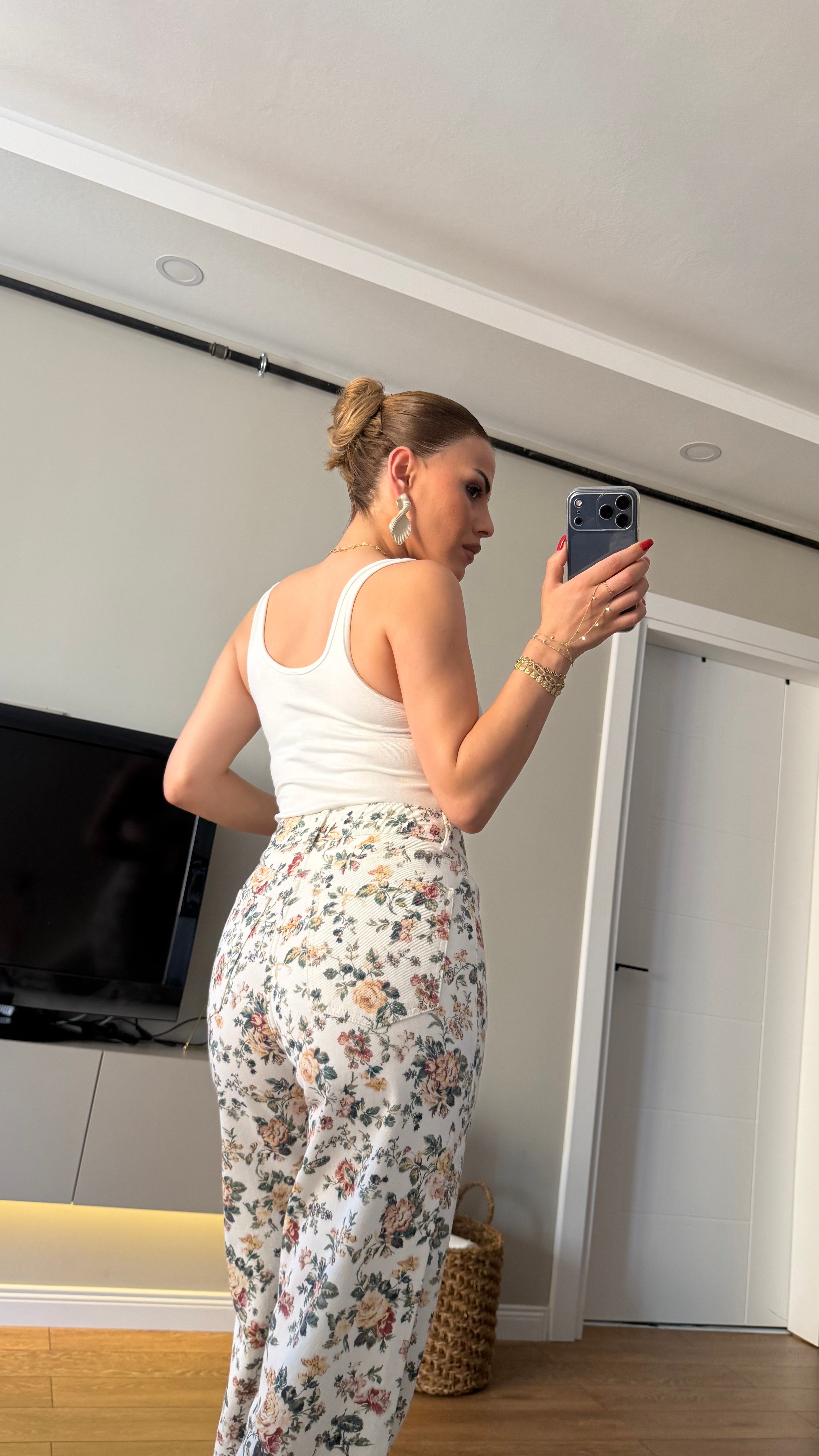 Çiçek Desenli Yüksek Bel Jean