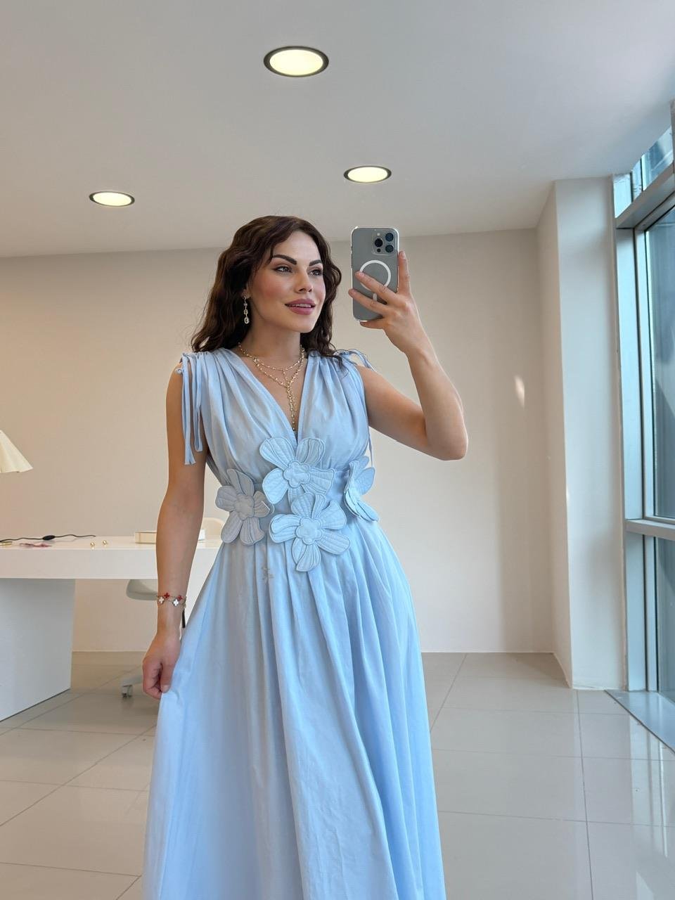 ÇİÇEK İŞLEMELİ TASARIM ELBİSE MAVİ