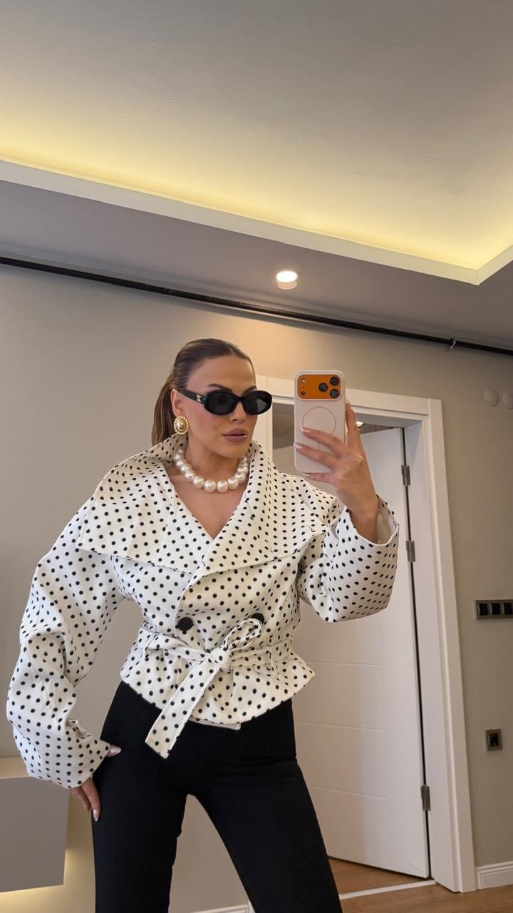 DİK YAKA MİNİ PUANTİYELİ TRENÇKOT BEYAZ