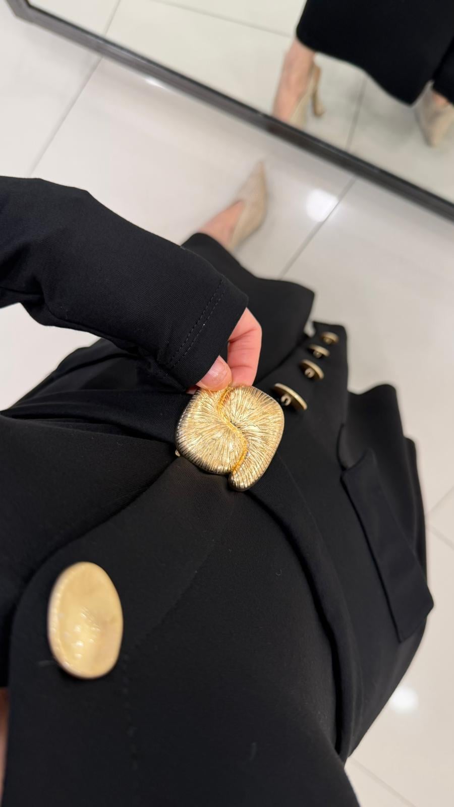 GOLD DÜĞME VE KEMER DETAYLI V YAKA ELBİSE SİYAH