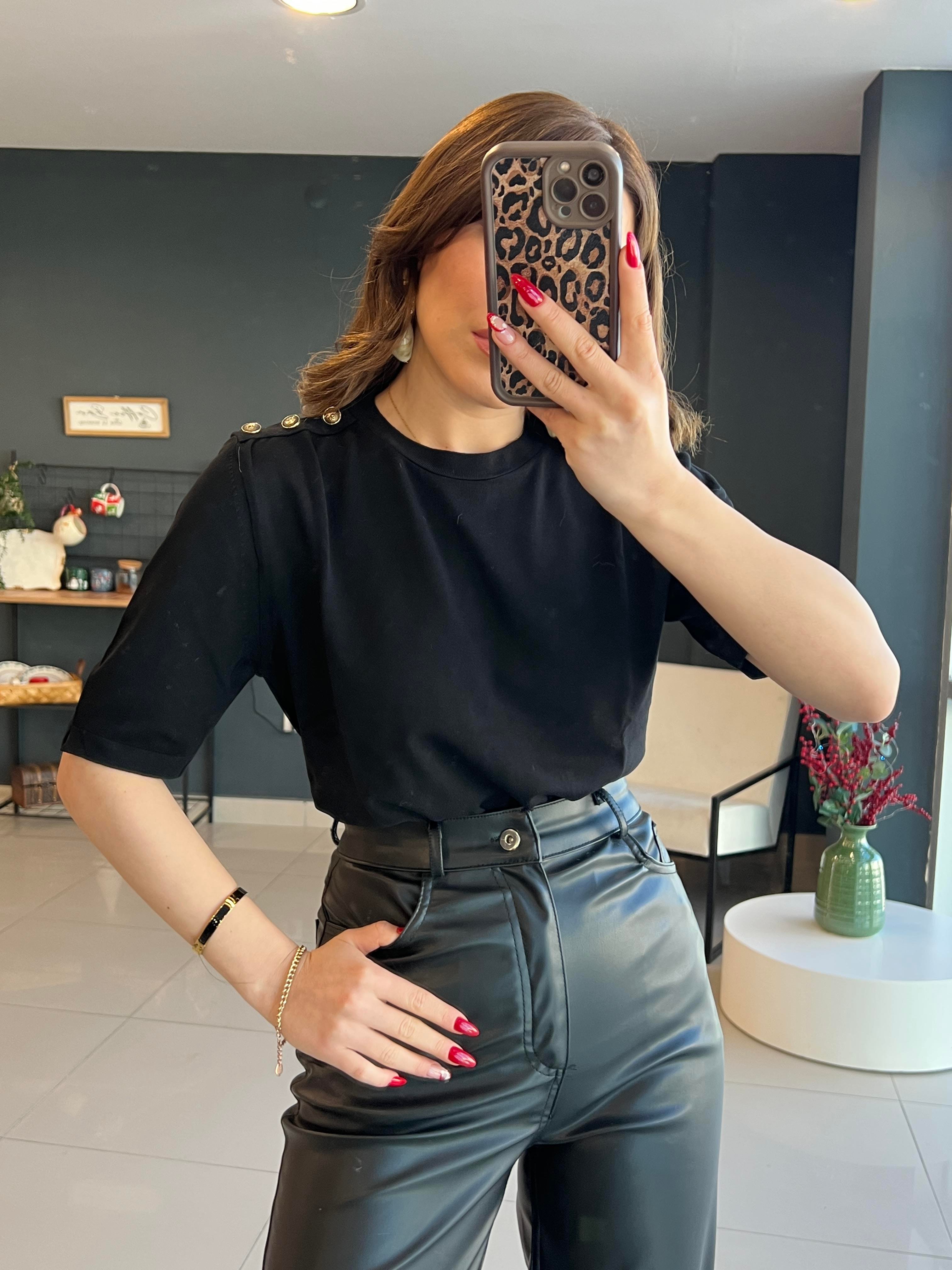 GOLD DÜĞMELİ BASİC BLUZ