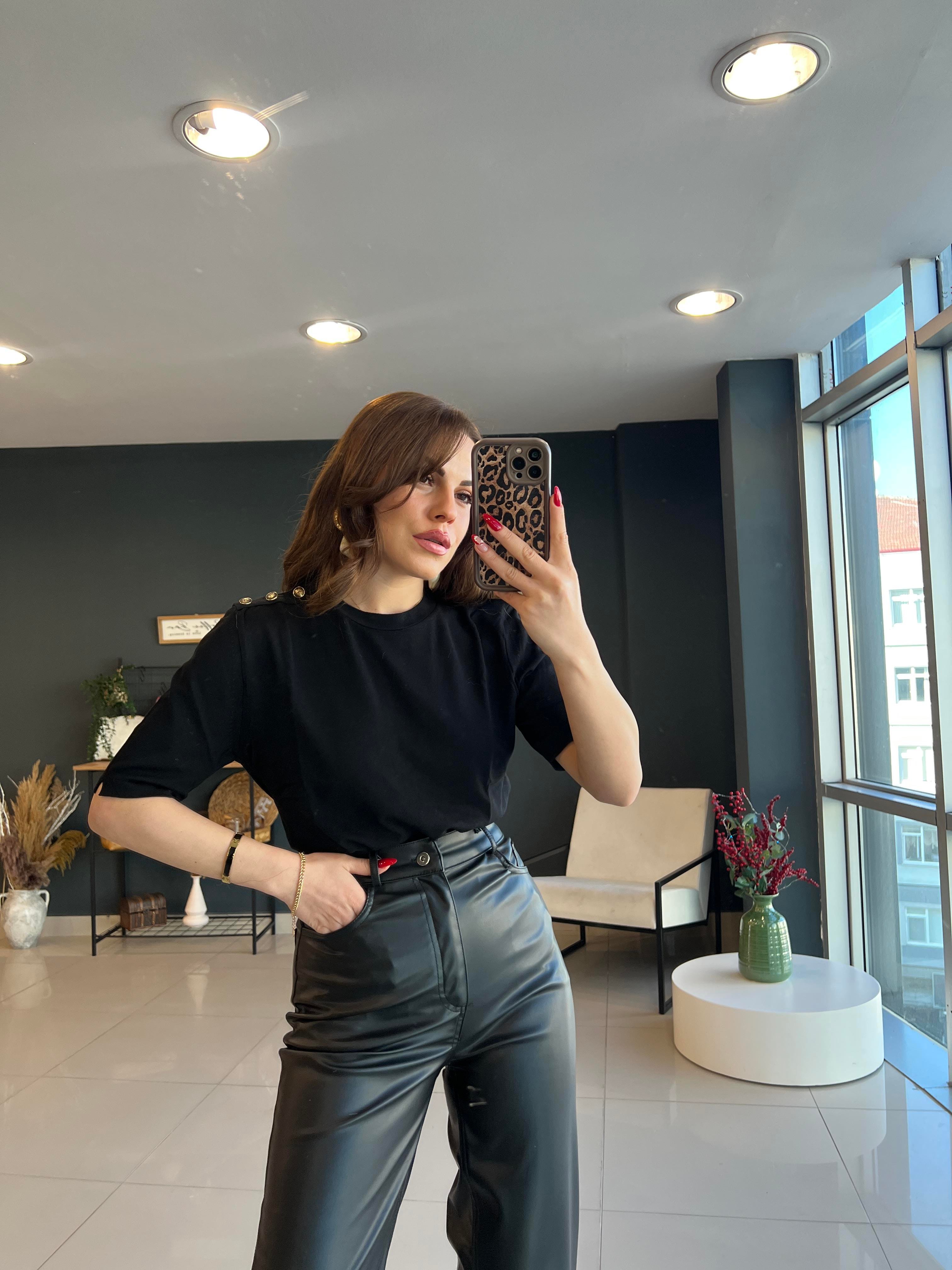 GOLD DÜĞMELİ BASİC BLUZ