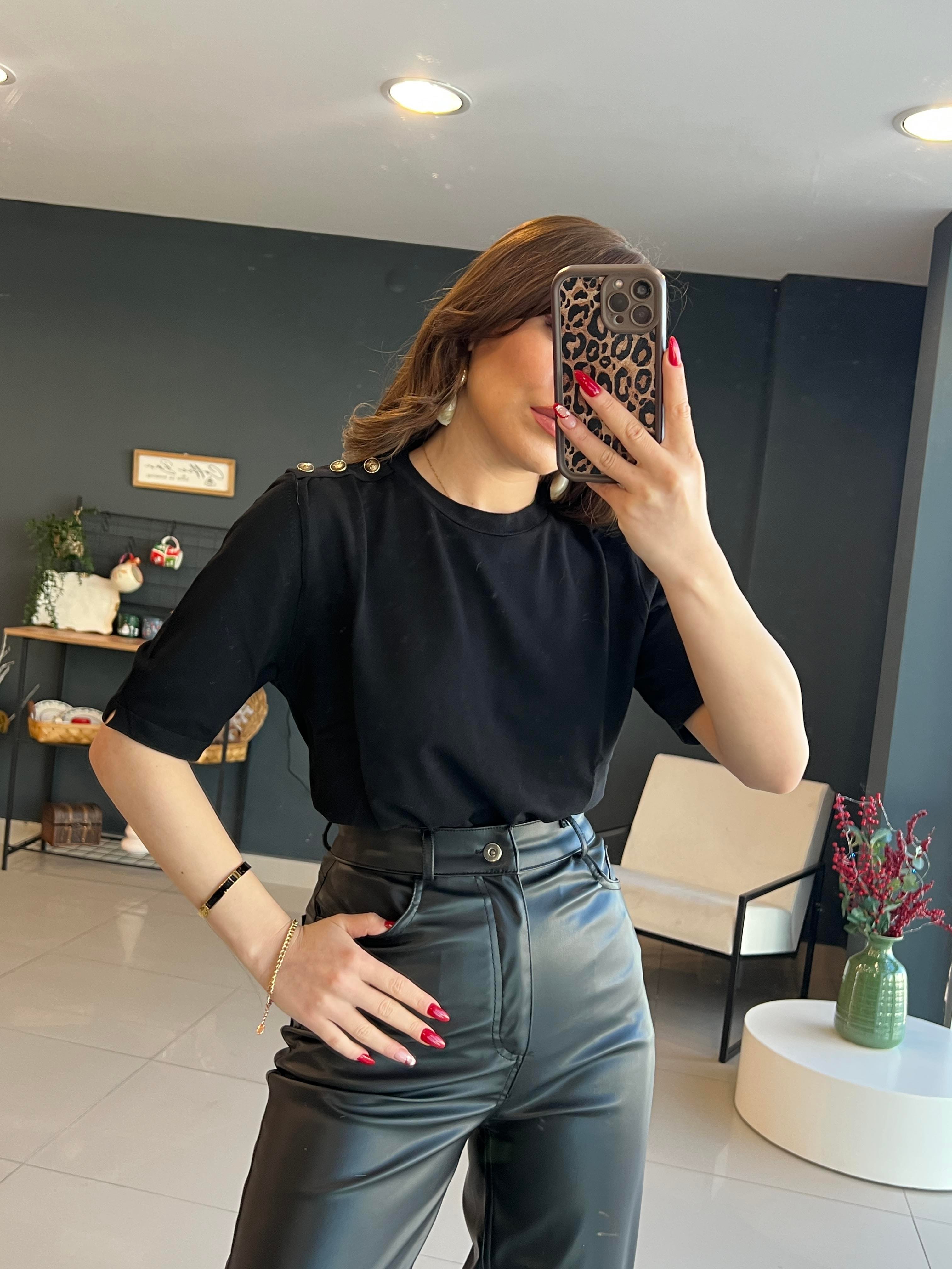 GOLD DÜĞMELİ BASİC BLUZ