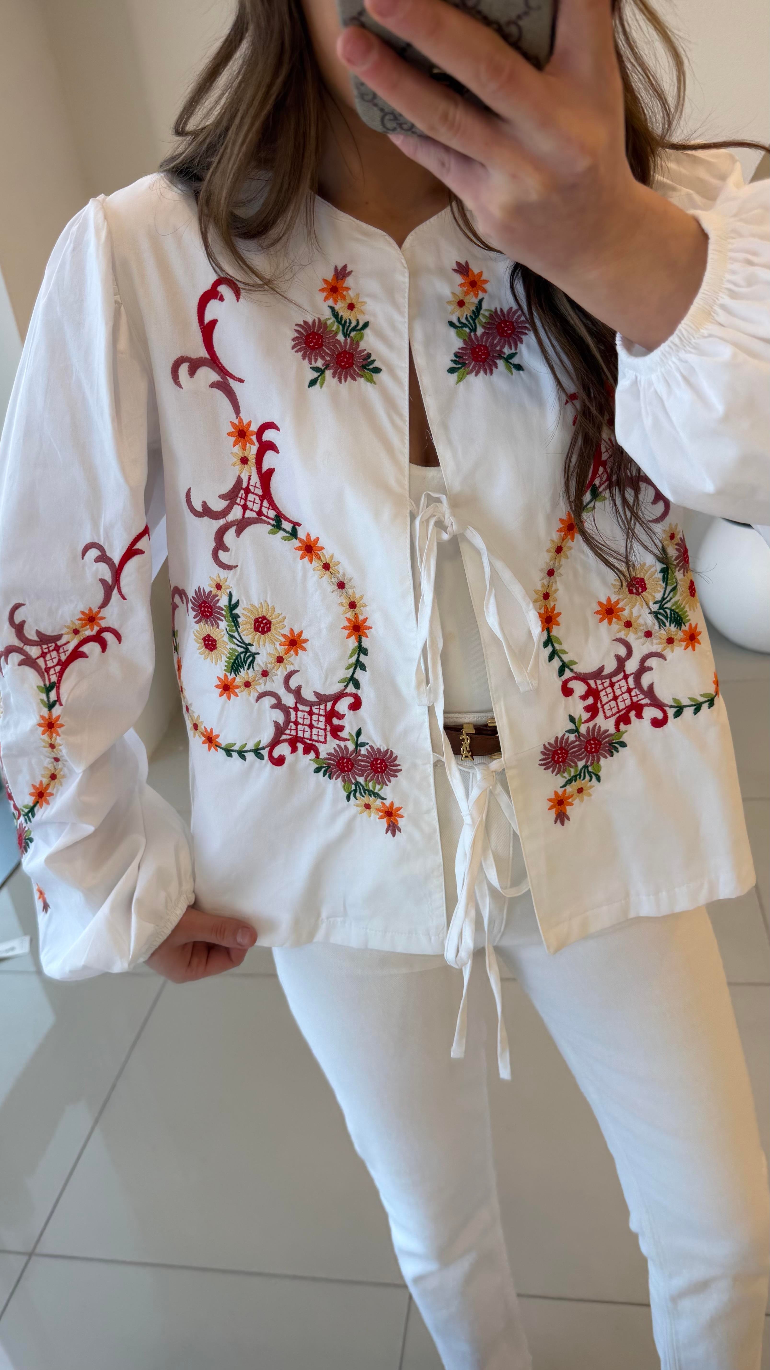 İŞLEMELİ BEYAZ CEKET 