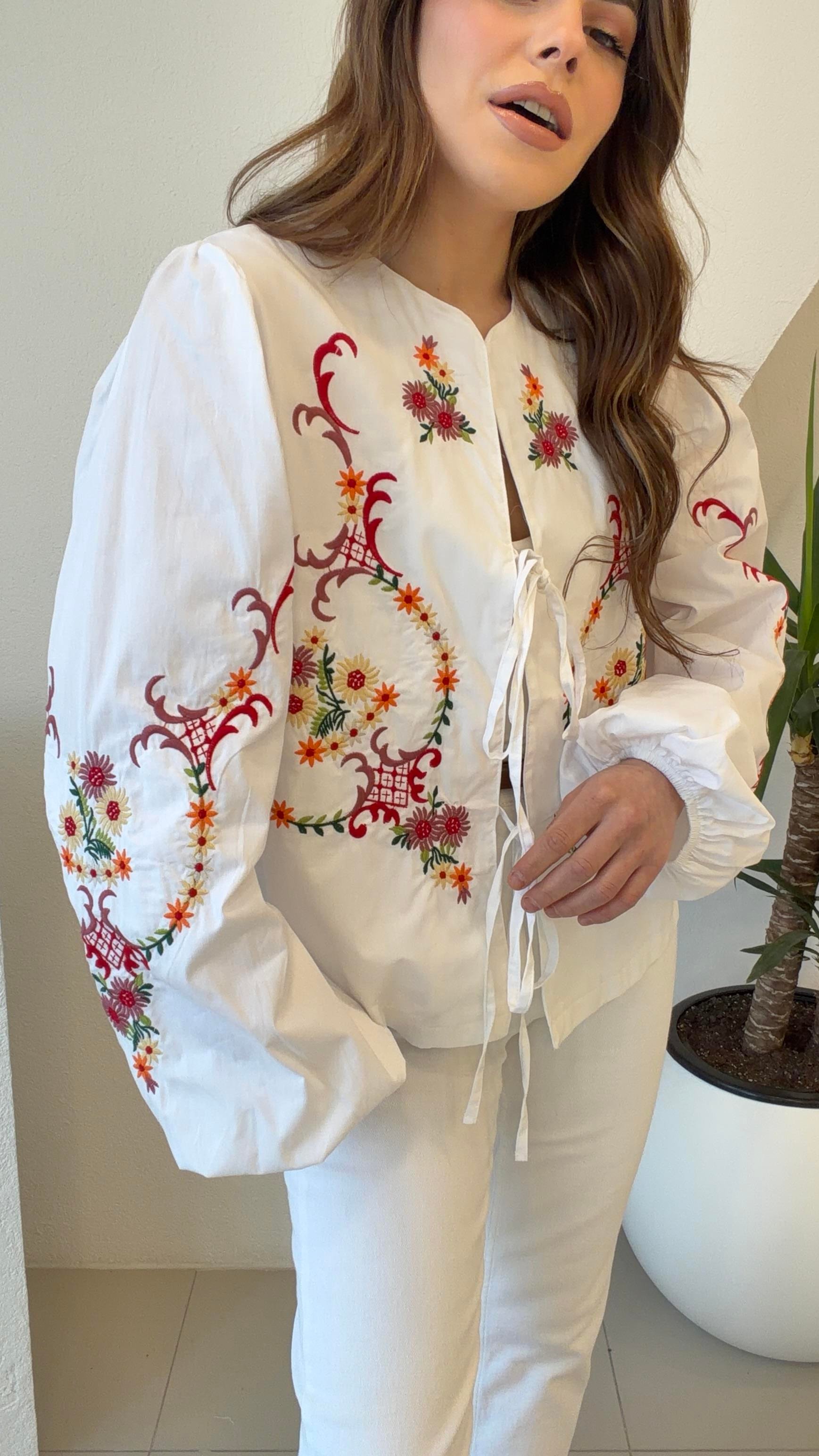 İŞLEMELİ BEYAZ CEKET 