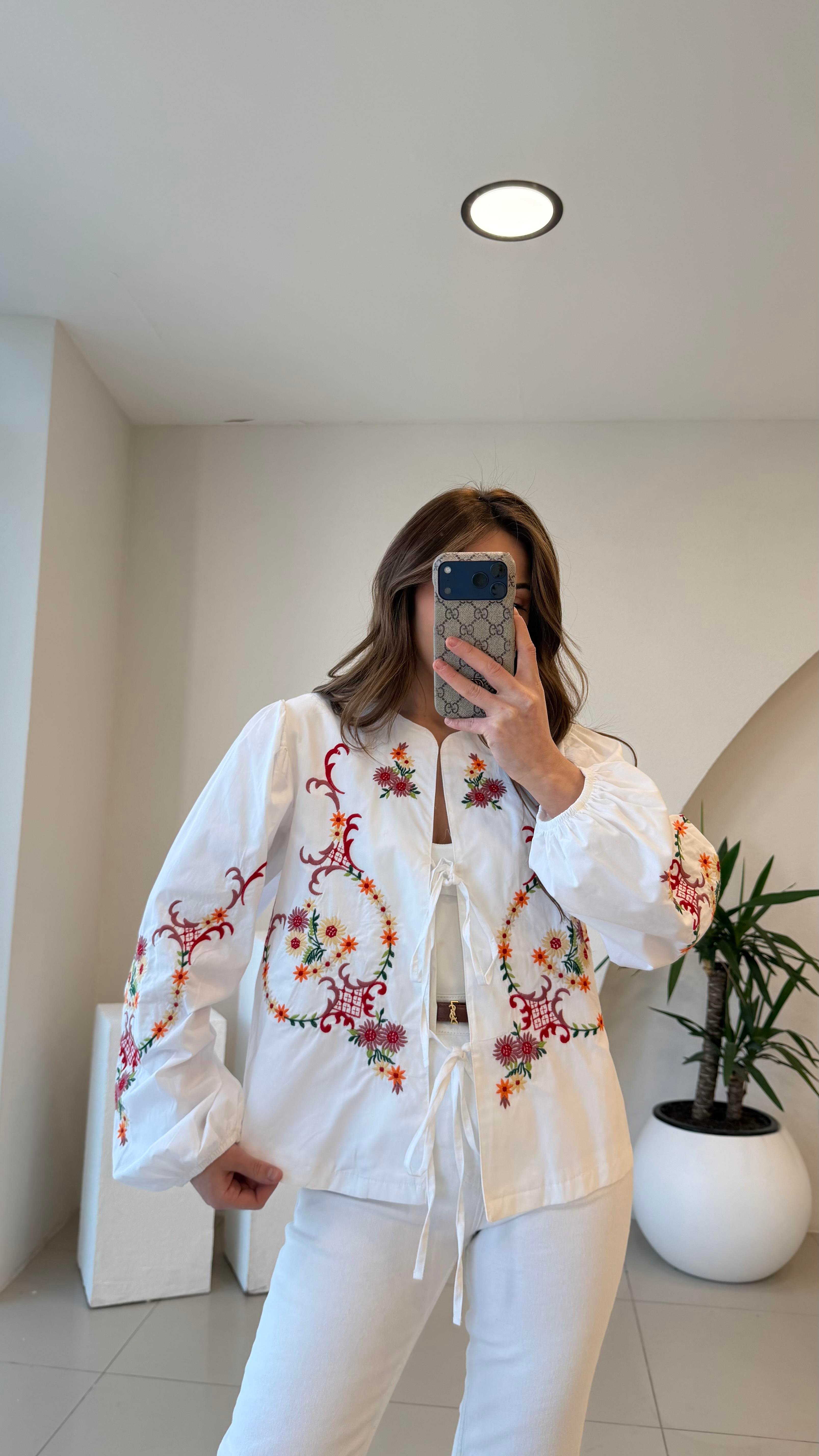 İŞLEMELİ BEYAZ CEKET 