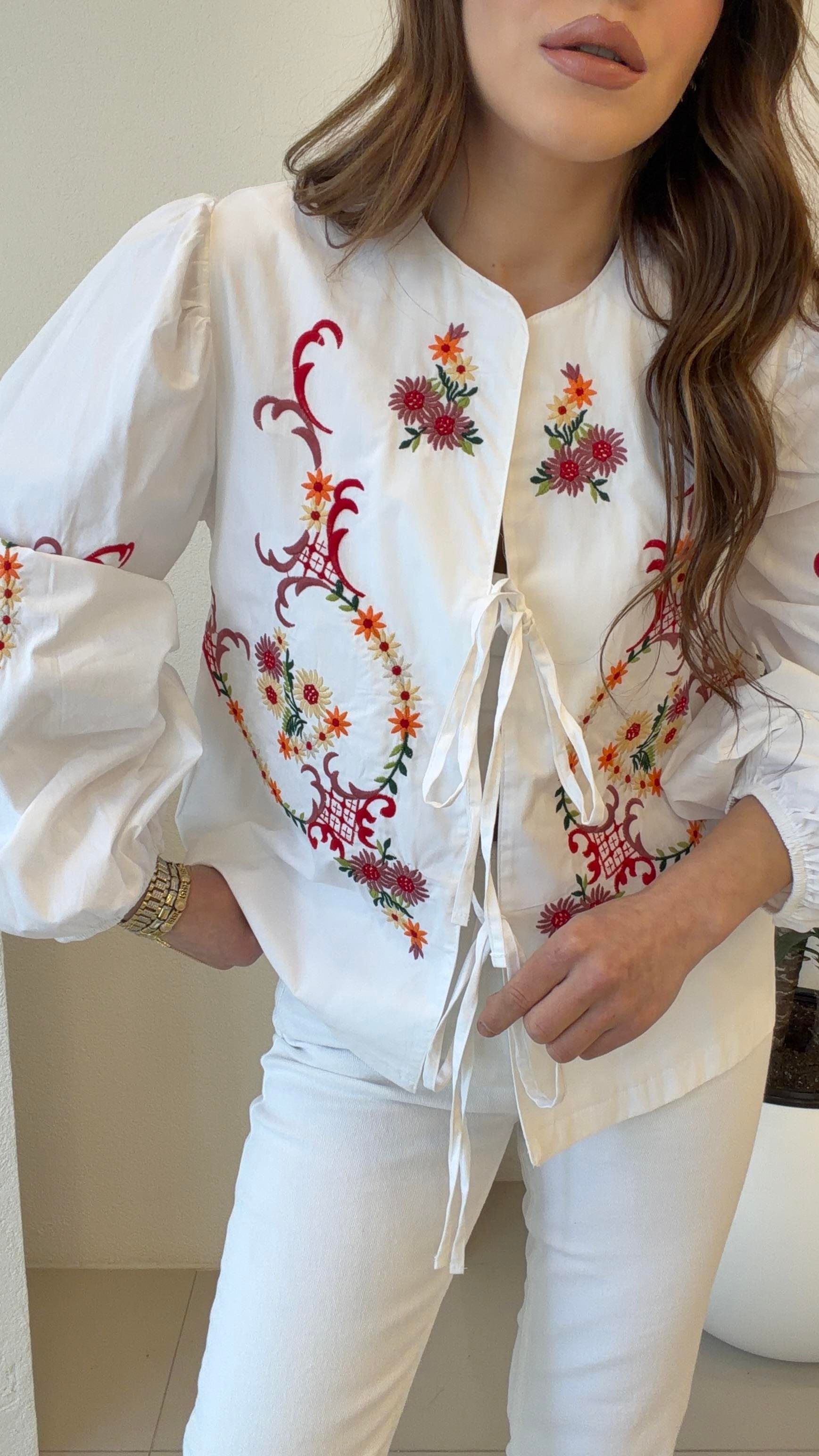 İŞLEMELİ BEYAZ CEKET 