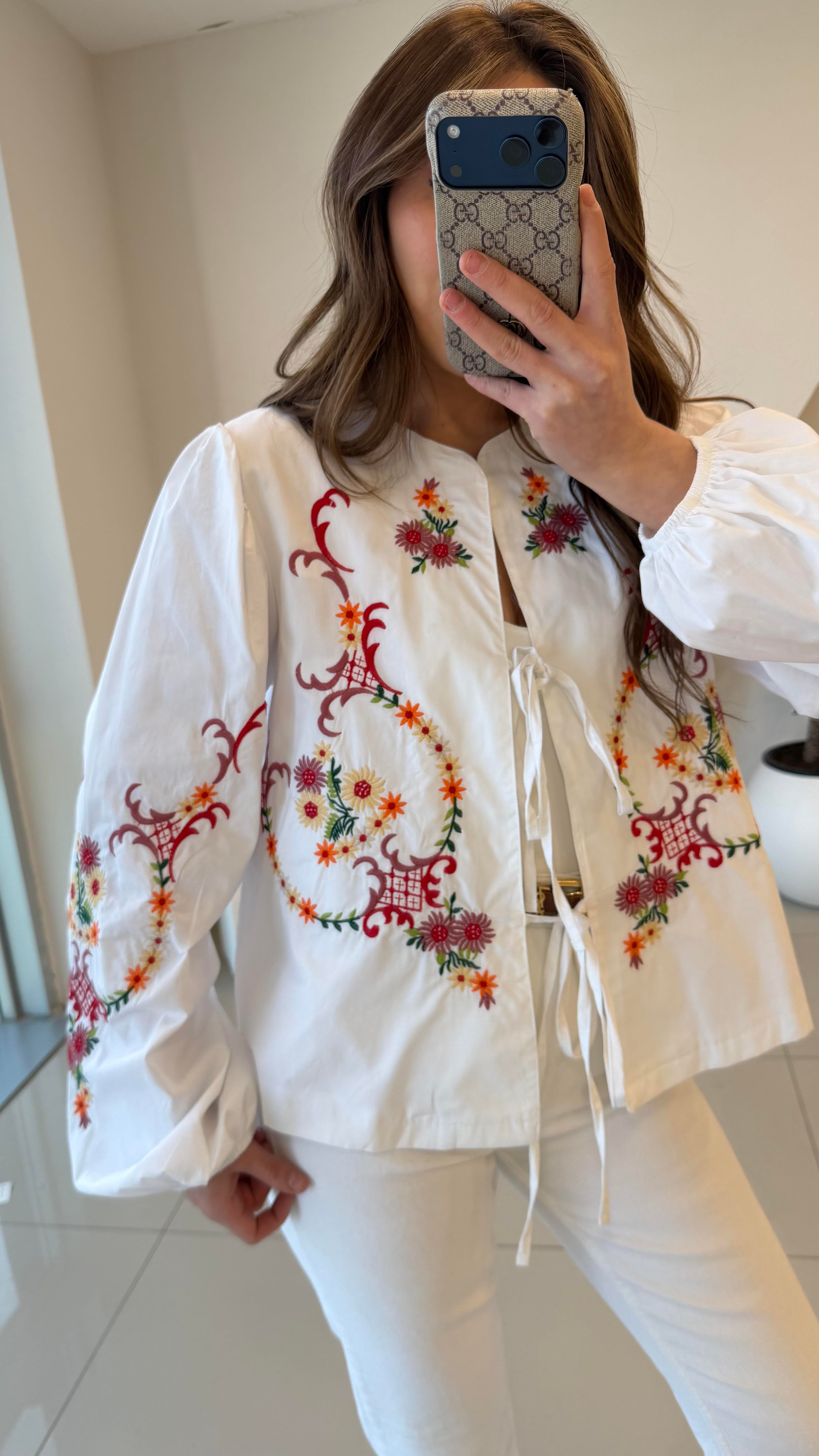 İŞLEMELİ BEYAZ CEKET 