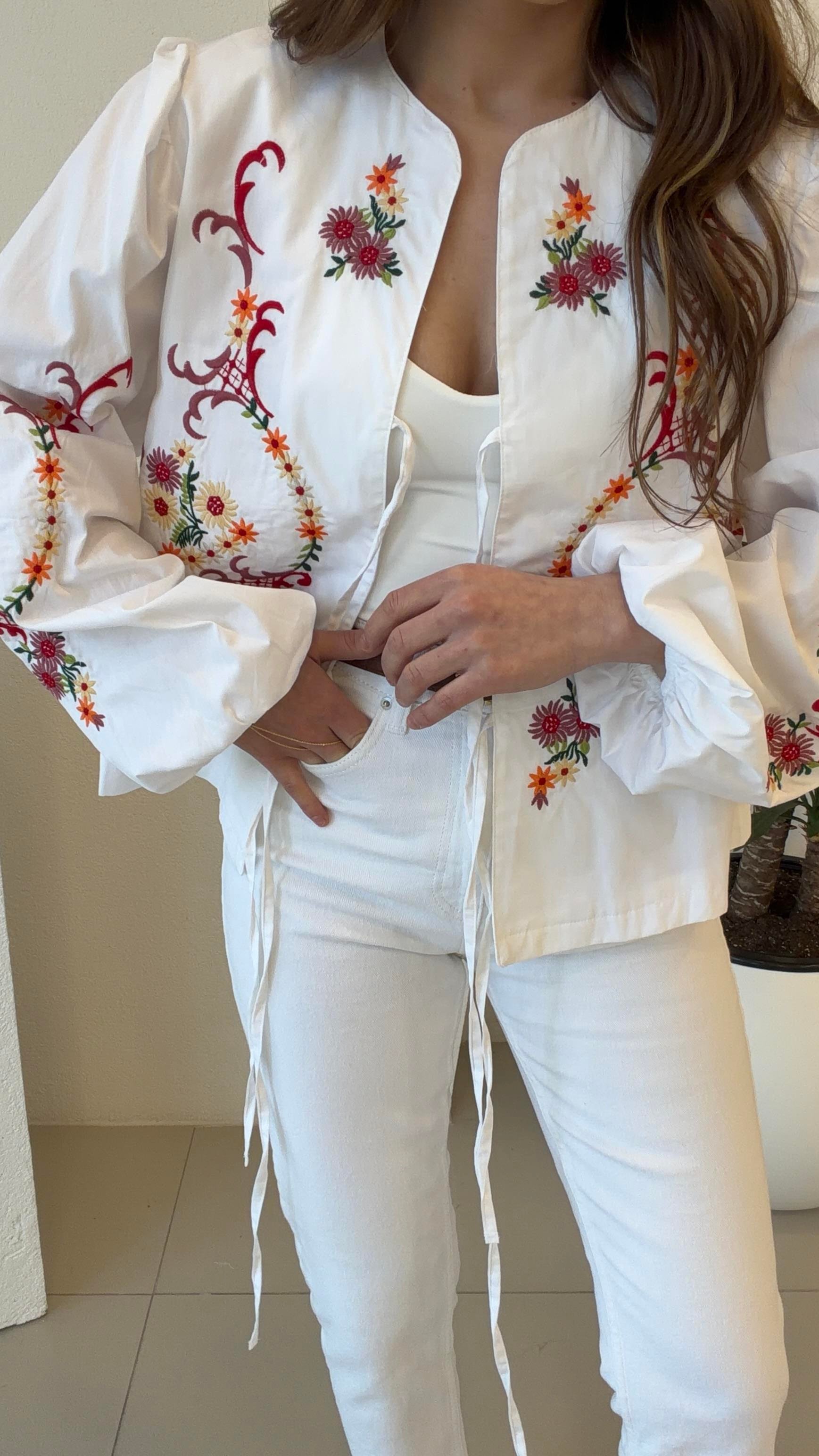 İŞLEMELİ BEYAZ CEKET 