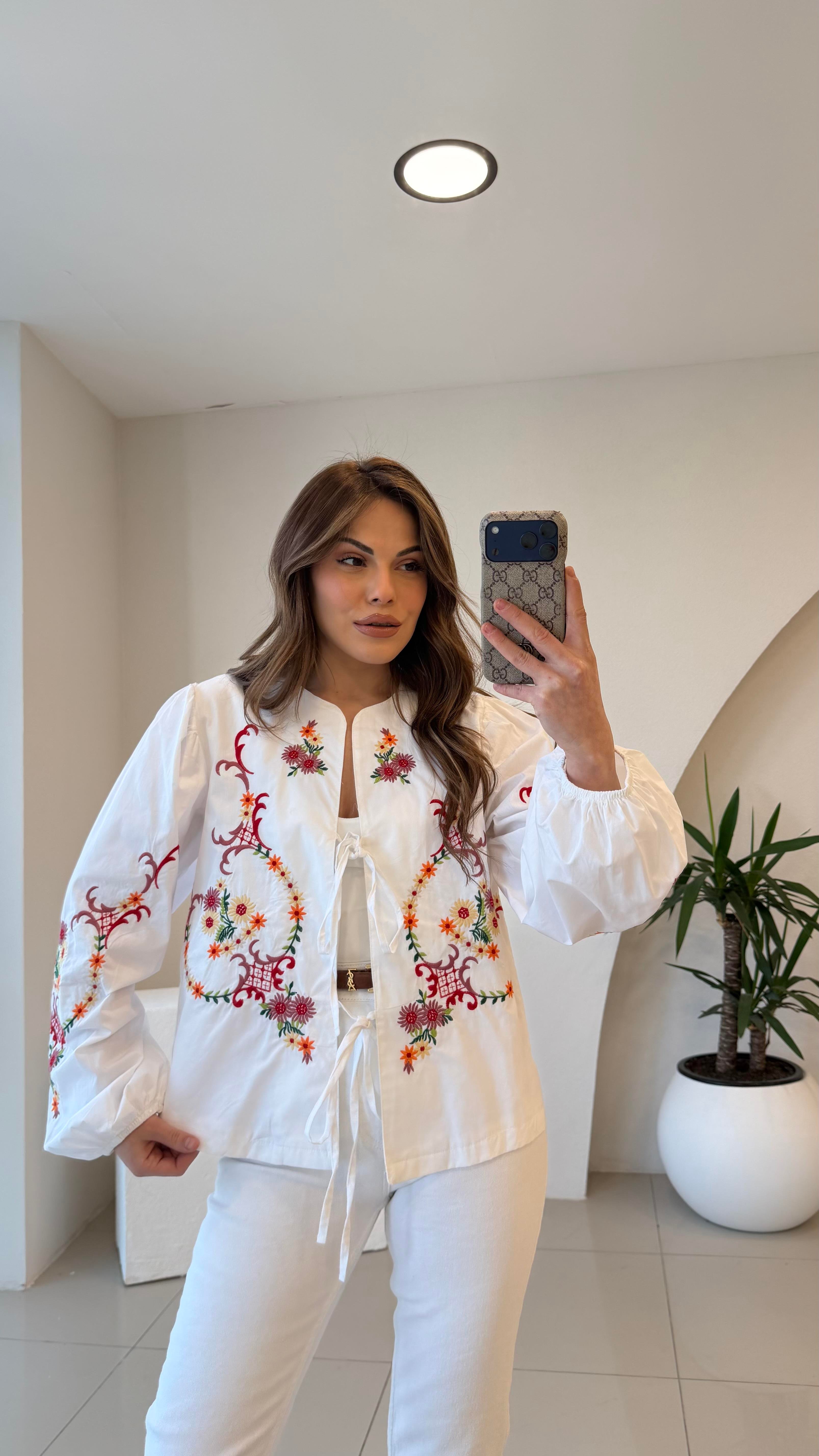 İŞLEMELİ BEYAZ CEKET 