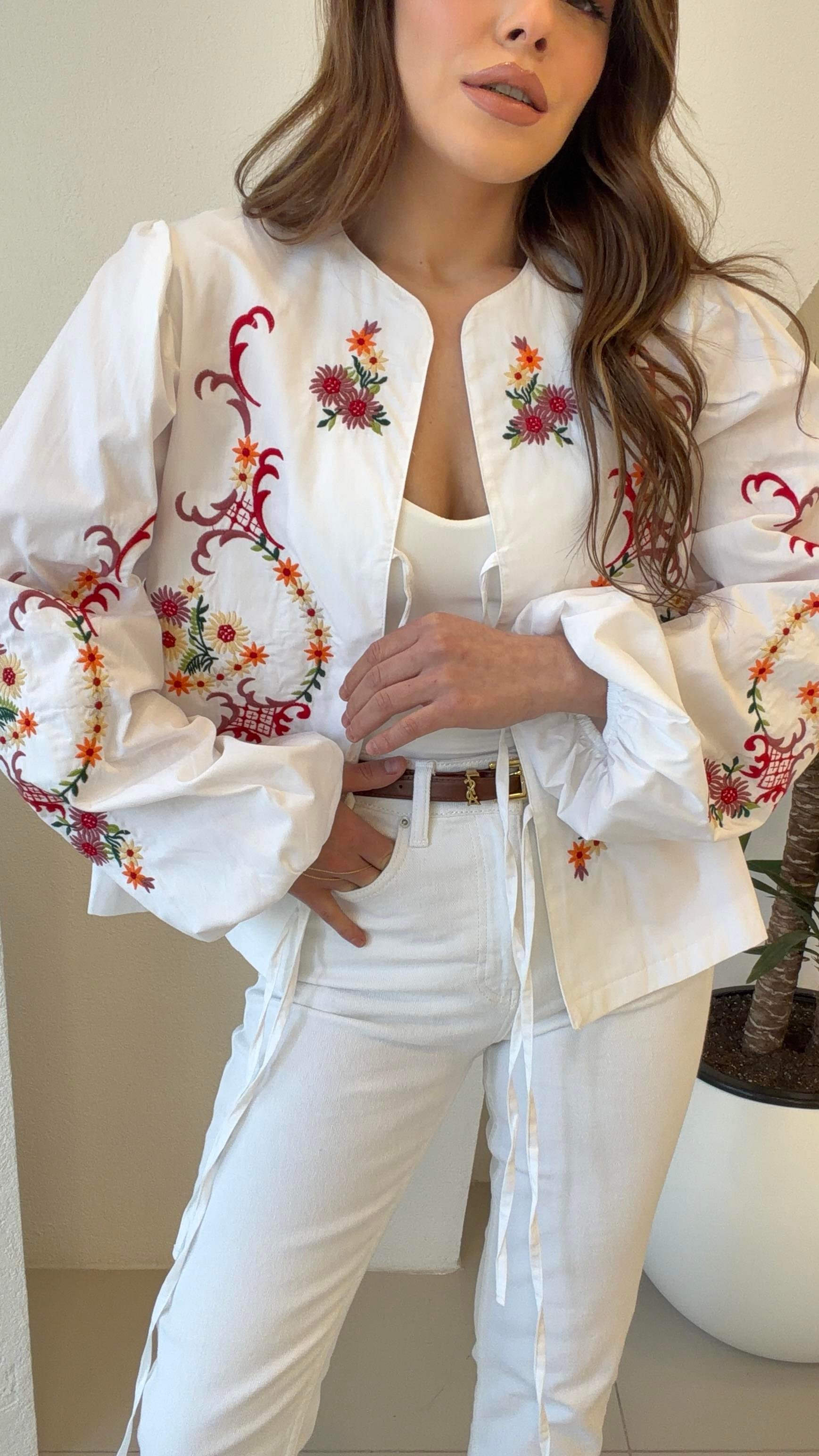 İŞLEMELİ BEYAZ CEKET 