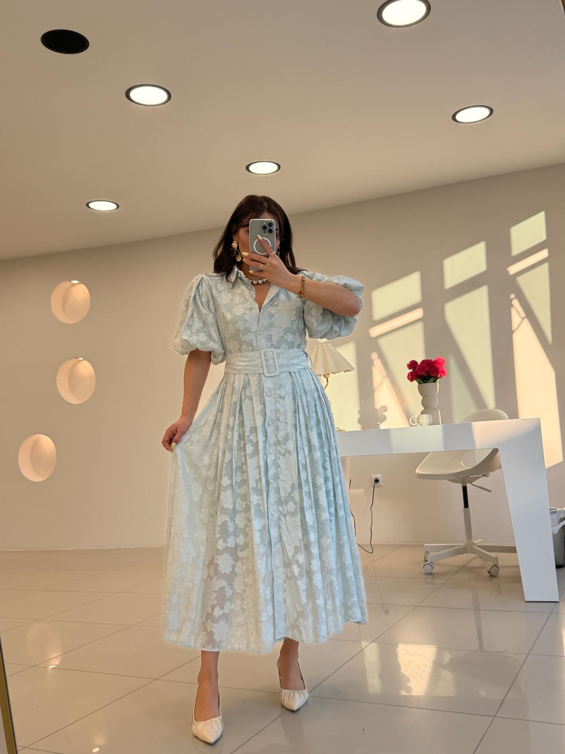 KEMERLİ İŞLEMELİ ELBİSE MAVİ