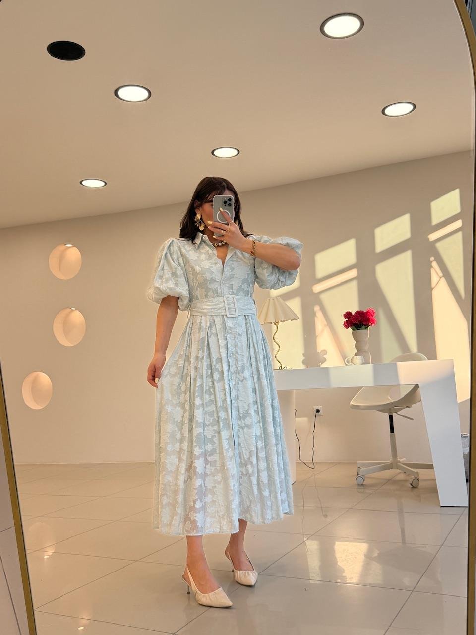 KEMERLİ İŞLEMELİ ELBİSE MAVİ