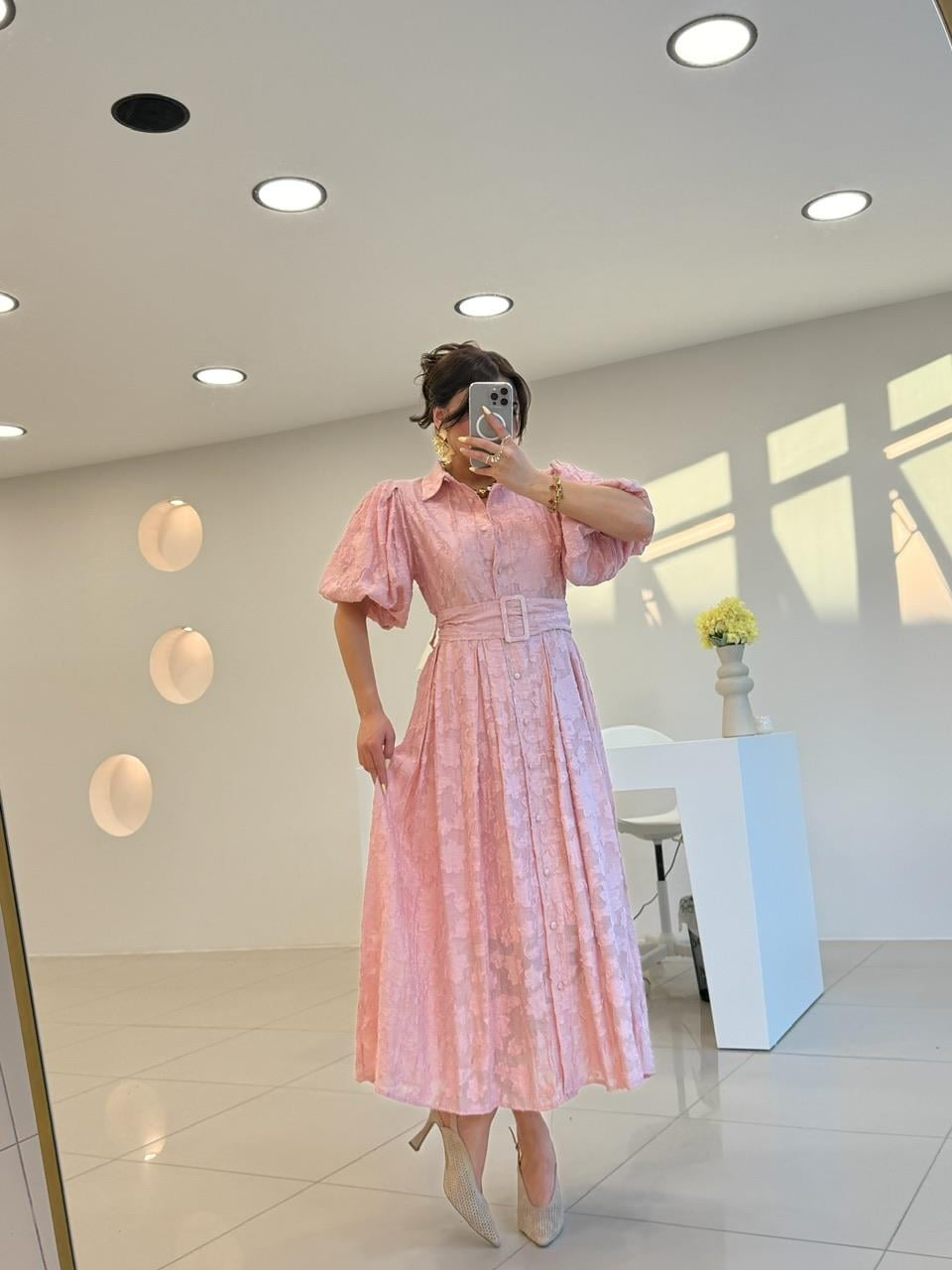 KEMERLİ İŞLEMELİ ELBİSE PEMBE