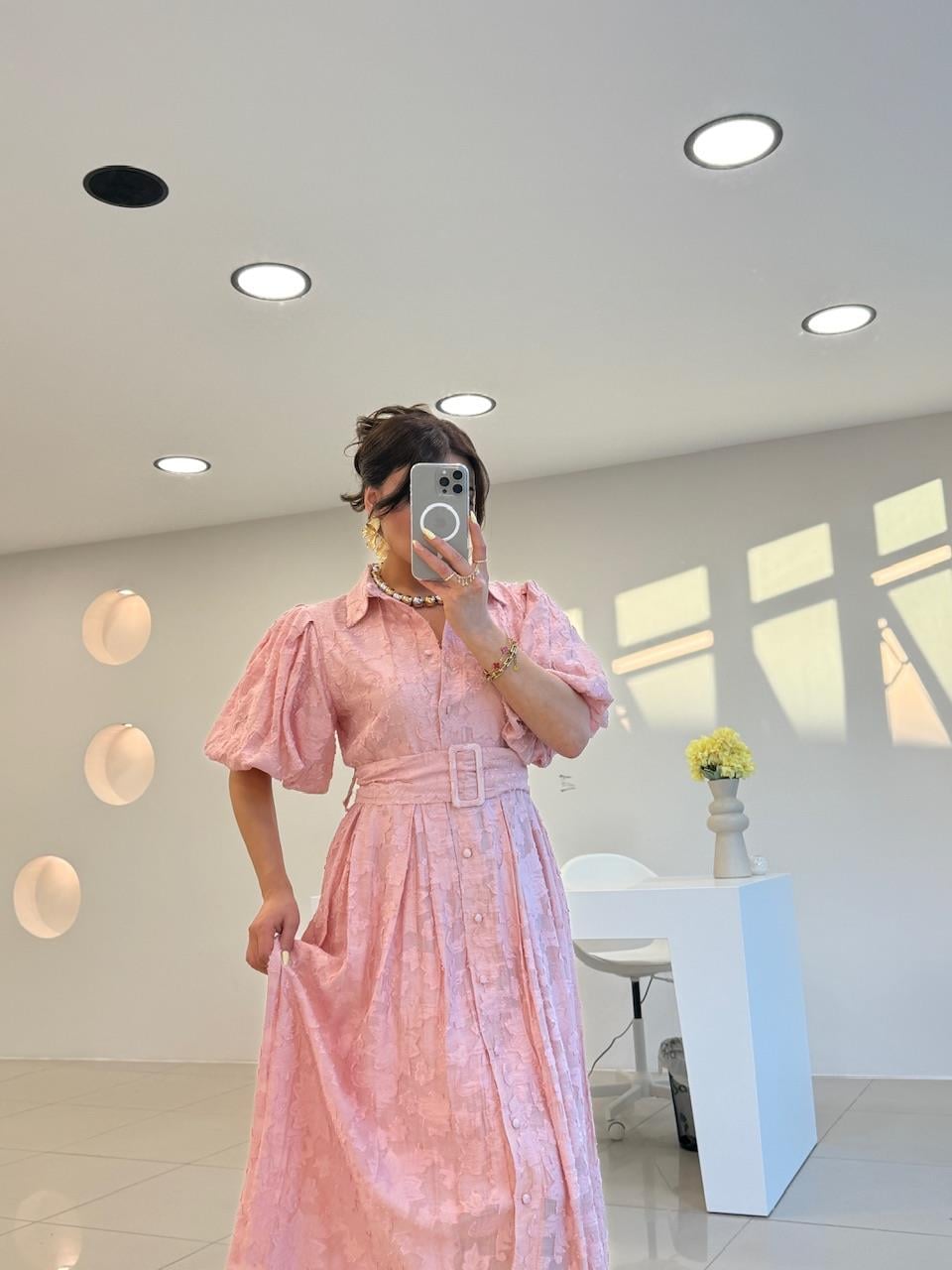 KEMERLİ İŞLEMELİ ELBİSE PEMBE