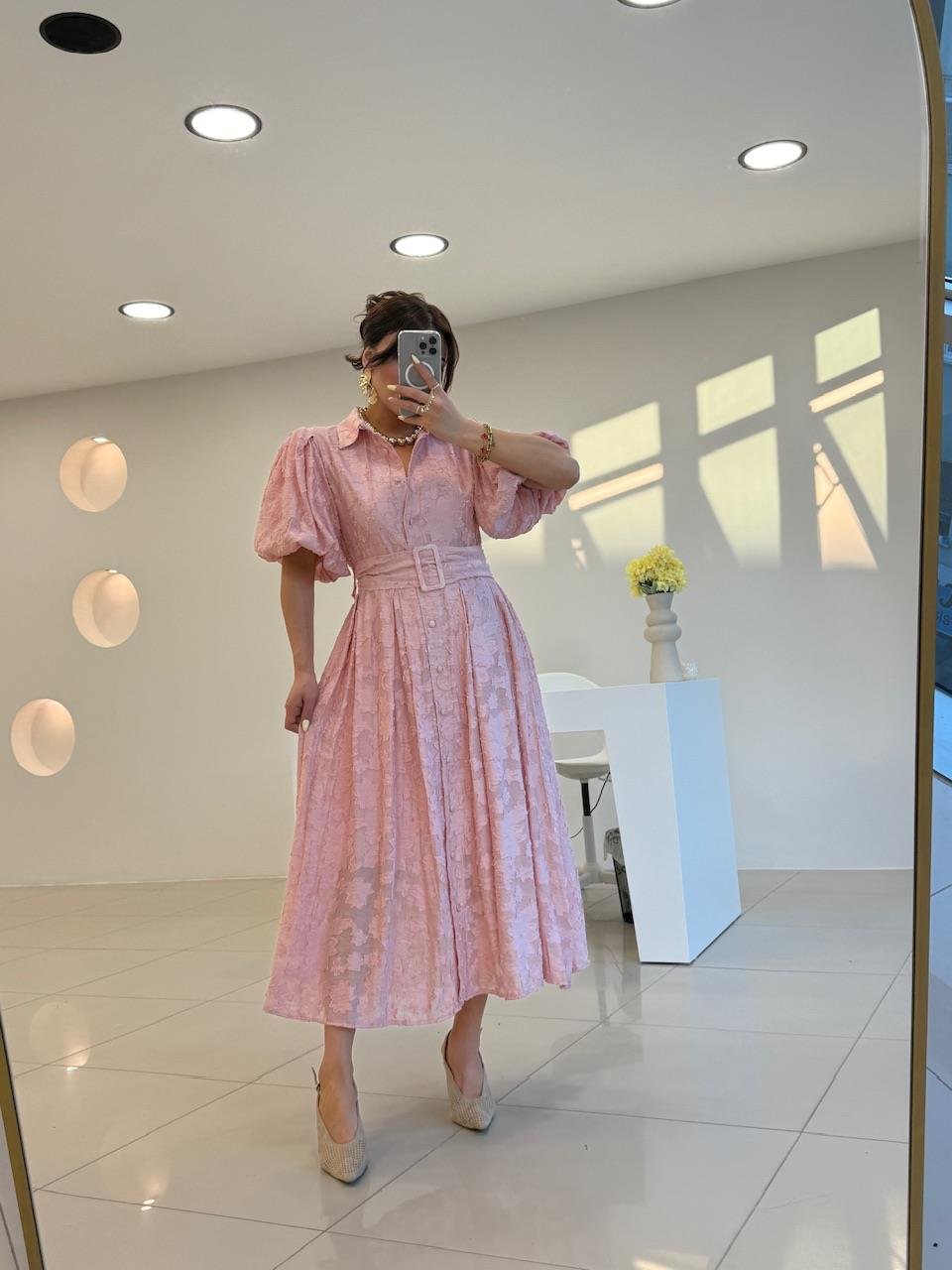 KEMERLİ İŞLEMELİ ELBİSE PEMBE