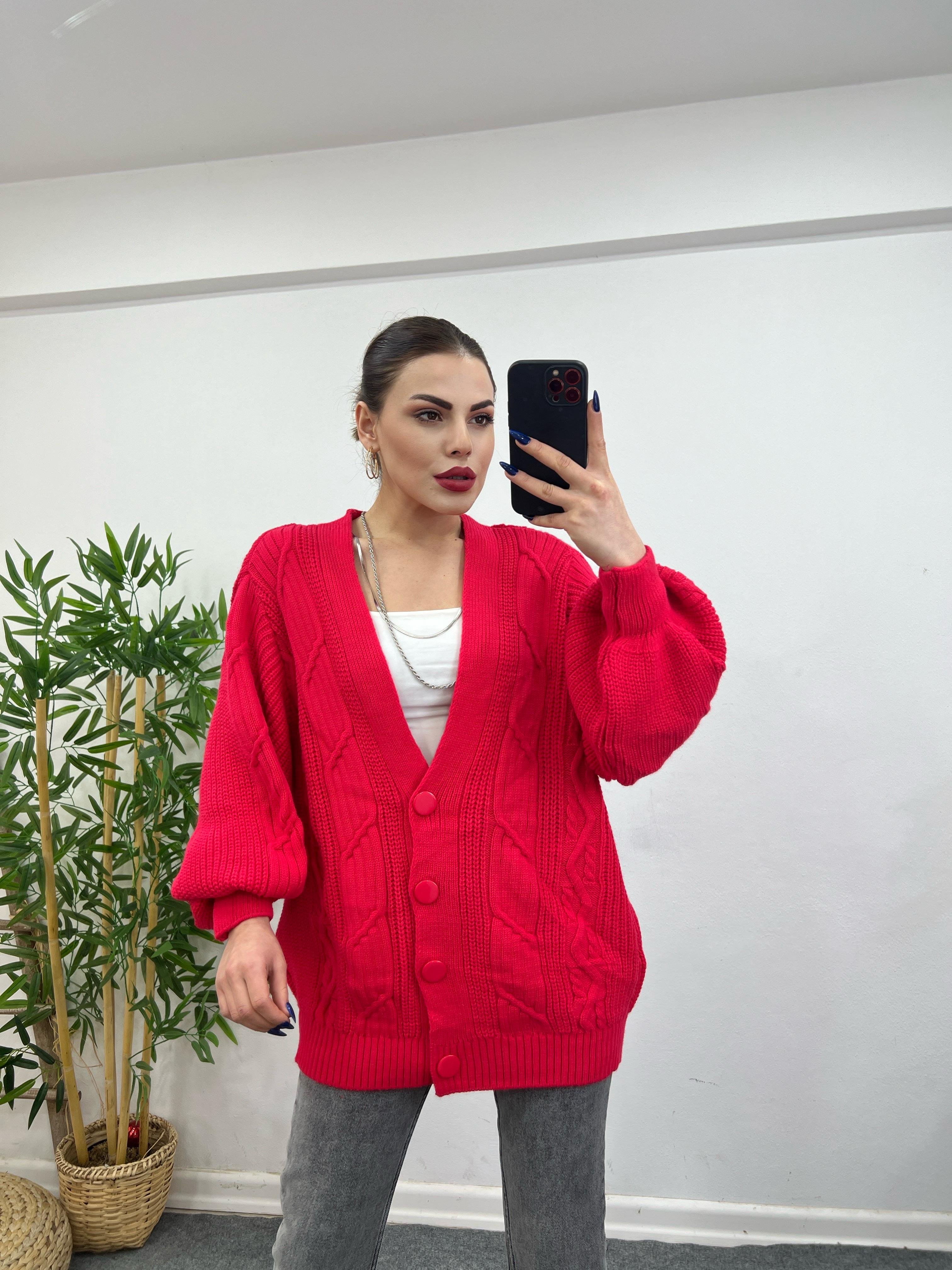 KIRMIZI DÜĞMELİ ÖRGÜ HIRKA