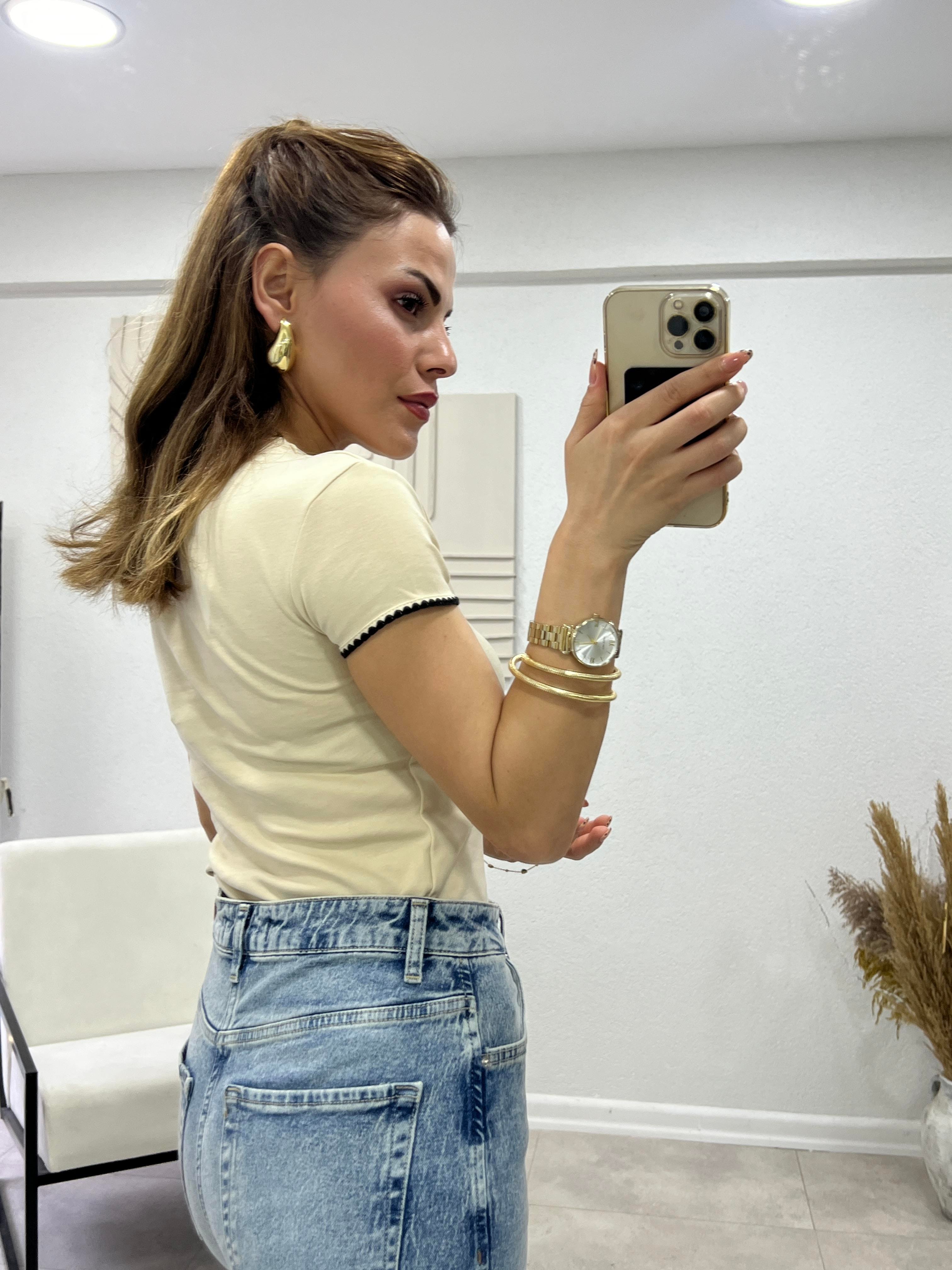 KREM KOL YAKA DETAYLI BASİC TSHİRT